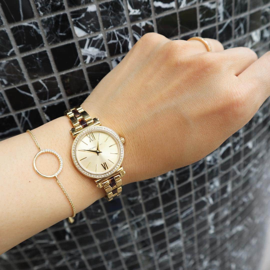 筧沙奈恵さんのインスタグラム写真 - (筧沙奈恵Instagram)「最近よくつけている、MICHAEL KORS @michaelkors のミックスマテリアルシリーズの腕時計✨ ・ ベルト部分にべっこうがあしらわれています❤️ ・ 存在感のあるゴールドで、コーディネートが華やかになるところがお気に入り😌 ・ 一緒につけているブレスレットも、マイケルコース✨ラウンドモチーフが優しげでどんなお洋服にも合わせやすいので、お気に入りです😍 ・  #fossilpr #michaelkors #マイケルコース #マイケルコース時計 #michaelkorsjewelry #ママコーデ #ママファッション #手元くら部 #手元 #時計 #watch」4月18日 7時07分 - sanaekakei