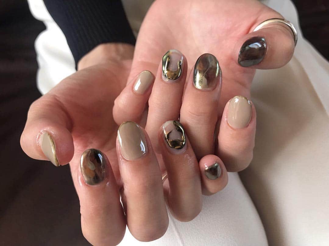 Mie Kawanoのインスタグラム：「new nail𓃈 今回も @otto.ayu ちゃんにほぼお任せ❤︎ 爪が弱くてすぐ2枚爪になったり割れちゃったりする からもうネイルなしの生活は考えられないです そしてあゆちゃんがしてくれるネイルの 可愛さにも病み付き𓂃𓂂 _________________________________________ #nail #newnail #ジェルネイル #gelnails #nailstyle #nailfashion #instagood #instafashion #大分ネイル#cotaradnail」