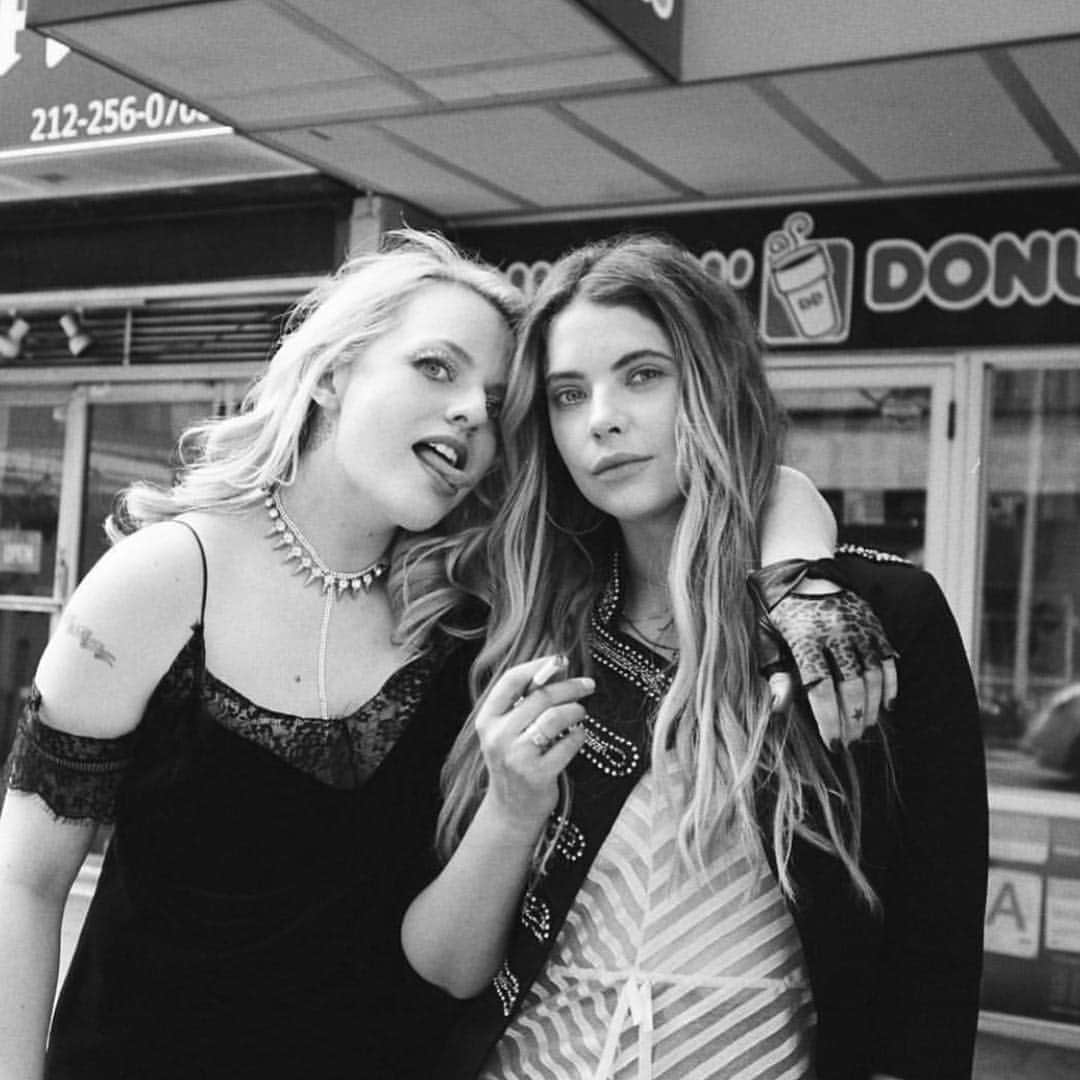 アシュレイ・ベンソンのインスタグラム：「📸 @cassblackbird @hersmellmovie」