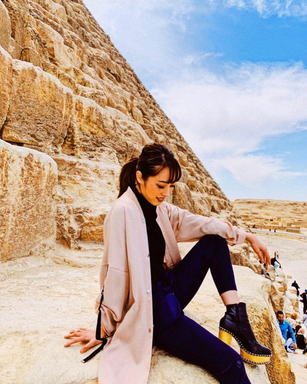 松林裕香さんのインスタグラム写真 - (松林裕香Instagram)「ピラミッドに座ってみた🤭✨ 以外と高いから怖い！ でもこっから見下ろす景色には、 他では味わえない感情がある！！ また行きたいなぁ🇪🇬 . #yukajourneyy#旅#海外旅行#旅#女子旅#エジプト#Egypt#ピラミッド#ギザ#アフリカ#Pyramid」4月18日 7時23分 - yukapiano_