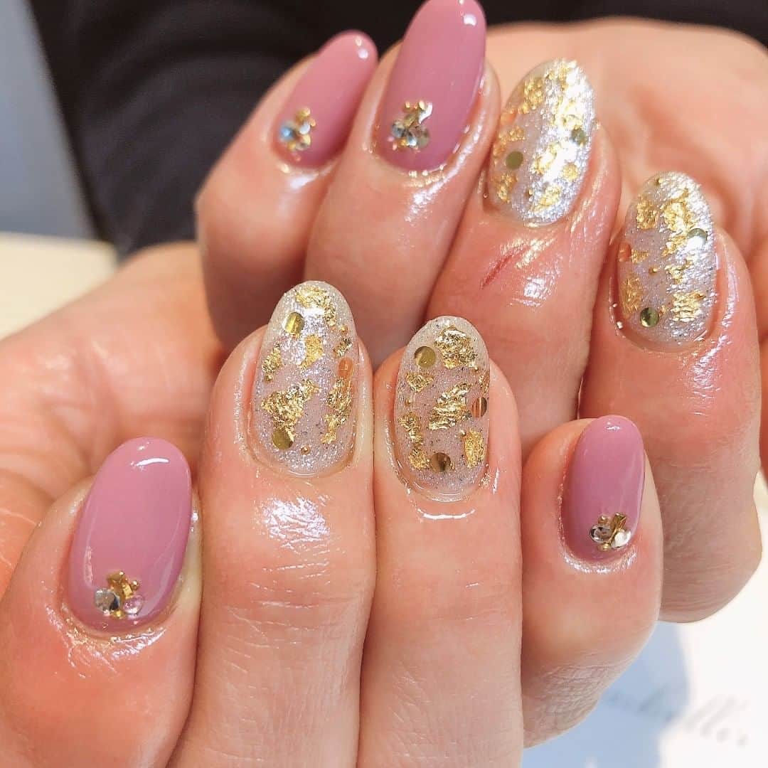 ネイルサロンEmbellir横浜店さんのインスタグラム写真 - (ネイルサロンEmbellir横浜店Instagram)「💅 . . キラキラネイル！！ . . #ラメ の上に#金箔 、#ホログラム で #ゴージャス なネイルです☆ . . ☆ご予約はお電話または、ホットペッパーにて☆ . . アカウントをクリックするとホットペッパーのURLがございます！！是非アクセスしてください！！ . . #オフィスネイル #ネイルサロン #ネイルデザイン  #ネイルアート #女子力ネイル #シンプルネイル  #横浜ネイルサロン #embellir #アンベリール  #ショートネイル #大人ネイル #トレンドネイル  #おしゃれネイル #大人女子ネイル #人気ネイル  #パラジェル #hpb_nail #ジェルネイル #springnails  #春ネイル #💅 #ネイル好きな人と繋がりたい #横浜  #横浜ネイルサロン #キラキラネイル  #ピンクネイル」4月18日 7時19分 - embellir111