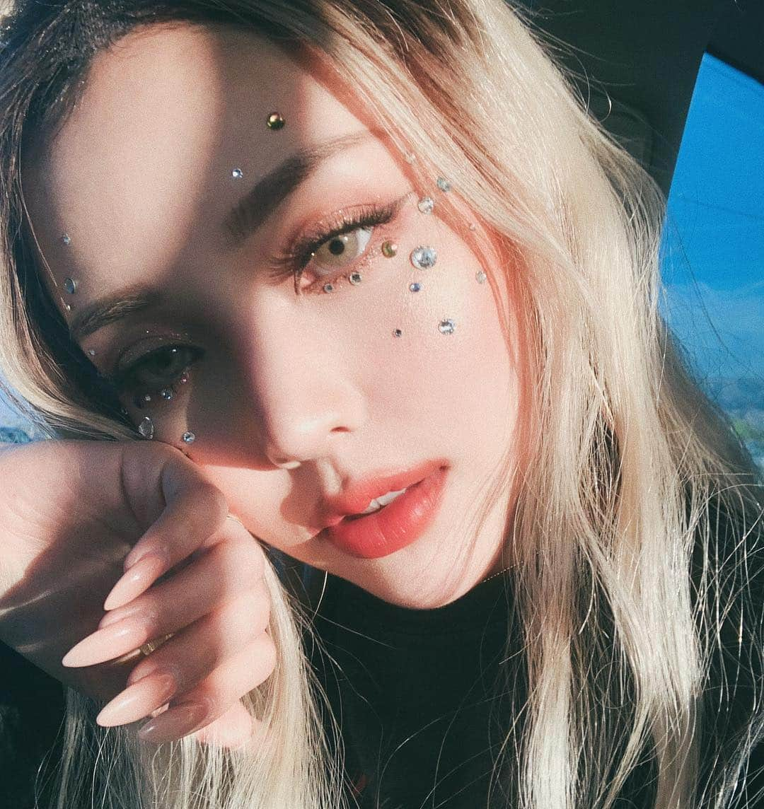 ポニーさんのインスタグラム写真 - (ポニーInstagram)「. DAY 3 My Revolve Play Box look! Dewy & Glowy✨ Skin stays hydrated in the desert!💦 If you want to know what products I used, check it out on Revolve Beauty! . . @revolve @revolvebeauty #REVOLVEfestival」4月18日 7時31分 - ponysmakeup