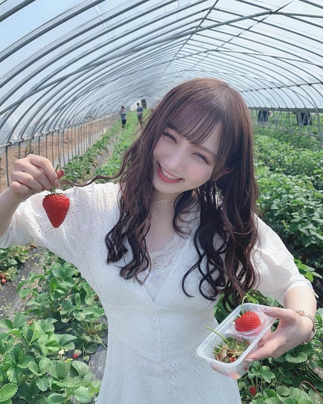 美女美容事情さんのインスタグラム写真 - (美女美容事情Instagram)「《とても笑った日🍓》 * リポストを使って、素敵な写真📷✨を投稿されてる方を紹介させて頂く⠀⠀⠀ 【💄美女美容事情💅】のコーナーです✨ *⠀⠀⠀⠀⠀⠀ いいねやコメント、フォローして応援してね❤︎🥰🎶⁣ *⠀⠀⠀⠀⠀⠀ 今回ご紹介させて頂きますのは❤︎ なちこさん< @nchpk__ >の素敵なお写真📸 * この日、いちご狩りに行ってずっと笑っていたというなちこさん🤣🍓 笑顔がナチュラルで本当に元気をもらえます😊明るくて可愛くて、輝いています🥰✨ *⠀ なちこさんのアカウントには他にも素晴らしい投稿が沢山ありますので是非覗いてみて💁‍♀️💙 *⠀ なちこさん< @nchpk__ > 素敵な投稿ありがとうございました☺️📸✨⠀⠀⠀⠀⠀⠀⠀ △▼△▼△▼△▼△▼△▼△▼△▼△▼⠀⠀⠀⠀⠀⠀⠀⠀⠀⠀⠀⠀⠀⠀⠀⠀⠀⠀⠀⠀⠀⠀⠀⠀⠀⠀⠀⠀⠀⠀⠀⠀ ❤🧡💛「美女美容事情」💚💙💜⠀⠀⠀⠀⠀⠀⠀⠀⠀⠀⠀⠀⠀⠀ 👇掲載ご希望の方は👇⠀⠀⠀⠀⠀⠀⠀⠀⠀⠀⠀⠀⠀⠀⠀ @b_b_j.jタグ付けと🖤 # ビジョビ⠀🖤⠀⠀⠀⠀⠀⠀⠀⠀⠀⠀⠀⠀⠀⠀ をタグ付けお願いします✨⠀⠀⠀⠀⠀⠀⠀⠀⠀⠀⠀⠀⠀⠀⠀ ――――――――――――――――⠀⠀⠀⠀⠀⠀⠀⠀⠀⠀⠀⠀⠀⠀⠀⠀⠀⠀⠀⠀⠀⠀ ～姉妹アカウントのご紹介～⠀⠀⠀⠀⠀⠀⠀⠀⠀⠀⠀⠀⠀⠀⠀⠀⠀⠀⠀⠀⠀⠀⠀⠀⠀⠀ ◇美容情報を紹介している«美女美容事情～Beauty～»⠀⠀⠀⠀⠀⠀⠀⠀⠀⠀⠀⠀⠀⠀⠀⠀⠀⠀⠀⠀⠀⠀⠀⠀⠀ ( @b_b_j.j_b )⠀⠀⠀⠀⠀⠀⠀⠀⠀⠀⠀⠀⠀⠀⠀⠀⠀⠀⠀⠀⠀⠀⠀⠀⠀⠀ ◇美しい旅スポット紹介をしている«美 spot»⠀⠀⠀⠀⠀⠀⠀⠀⠀⠀⠀⠀⠀⠀⠀⠀⠀⠀⠀⠀⠀⠀⠀⠀ ( @b__spo )⠀ ◇ビジョビがお届けするセレクトショップ«bi select» ( @bi_select ) ⠀⠀⠀⠀⠀⠀⠀⠀⠀⠀⠀⠀⠀⠀⠀⠀⠀⠀⠀⠀ よかったらこちらも覗いてみてね✨ ――――――――――――――――⠀⠀ @b_b_j.j⠀ #お出かけ  #カメラ女子 #いちご #beauty⠀⠀⠀ #美肌 #春カラー ⠀⠀⠀⠀ #笑顔 #ナチュラルメイク ⠀⠀⠀ #アイメイク #化粧 ⠀⠀⠀ #オトナ女子 #赤リップ ⠀⠀⠀ #お出かけコーデ #色白 ⠀ #いちご狩り #イチゴ狩り ⠀ #美肌ケア #美意識向上 ⠀ #アイシャドウ #女子力アップ ⠀⠀⠀⠀⠀ #アイライン #美意識⠀⠀⠀ #リップティント #お洒落な人と繋がりたい⠀⠀ #女子力 #女子力向上⠀⠀⠀ #リップ #チーク⠀⠀⠀ #naturalbeauty #makeup」4月18日 7時25分 - b_b_j.j