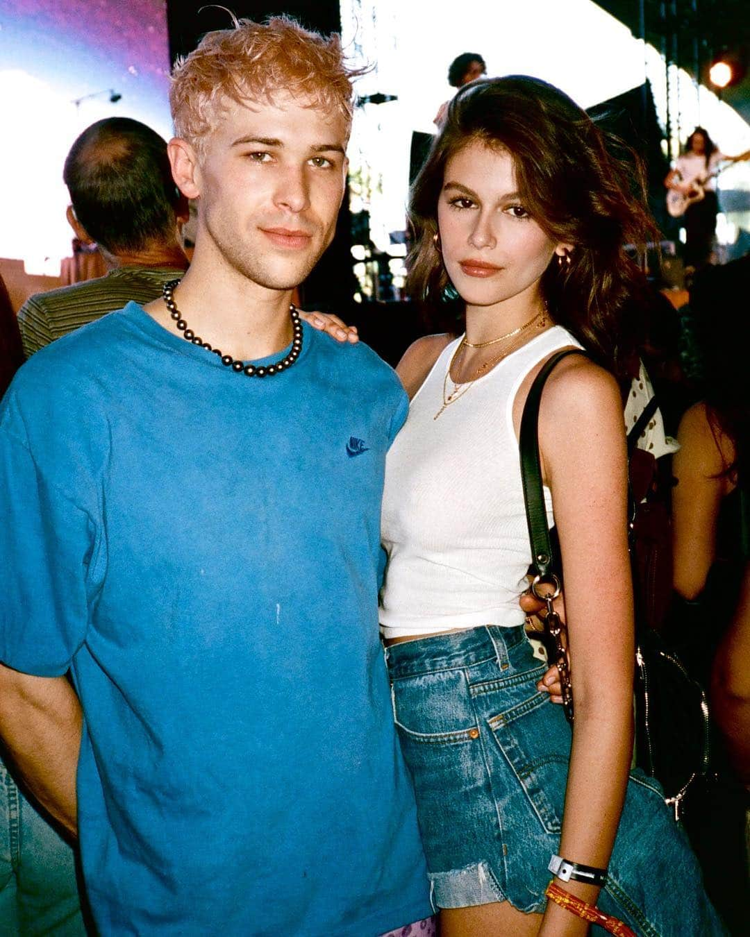 V Magazineさんのインスタグラム写真 - (V MagazineInstagram)「As two of #Coachella Weekend 1’s chicest festival goers (and the event’s cutest best friend duo), @tommy.dorfman and @kaiagerber roaming around the grounds was one of our highlights from this past weekend. Head to Stories to see @saskialawaks’ full Photo Diary.」4月18日 7時26分 - vmagazine