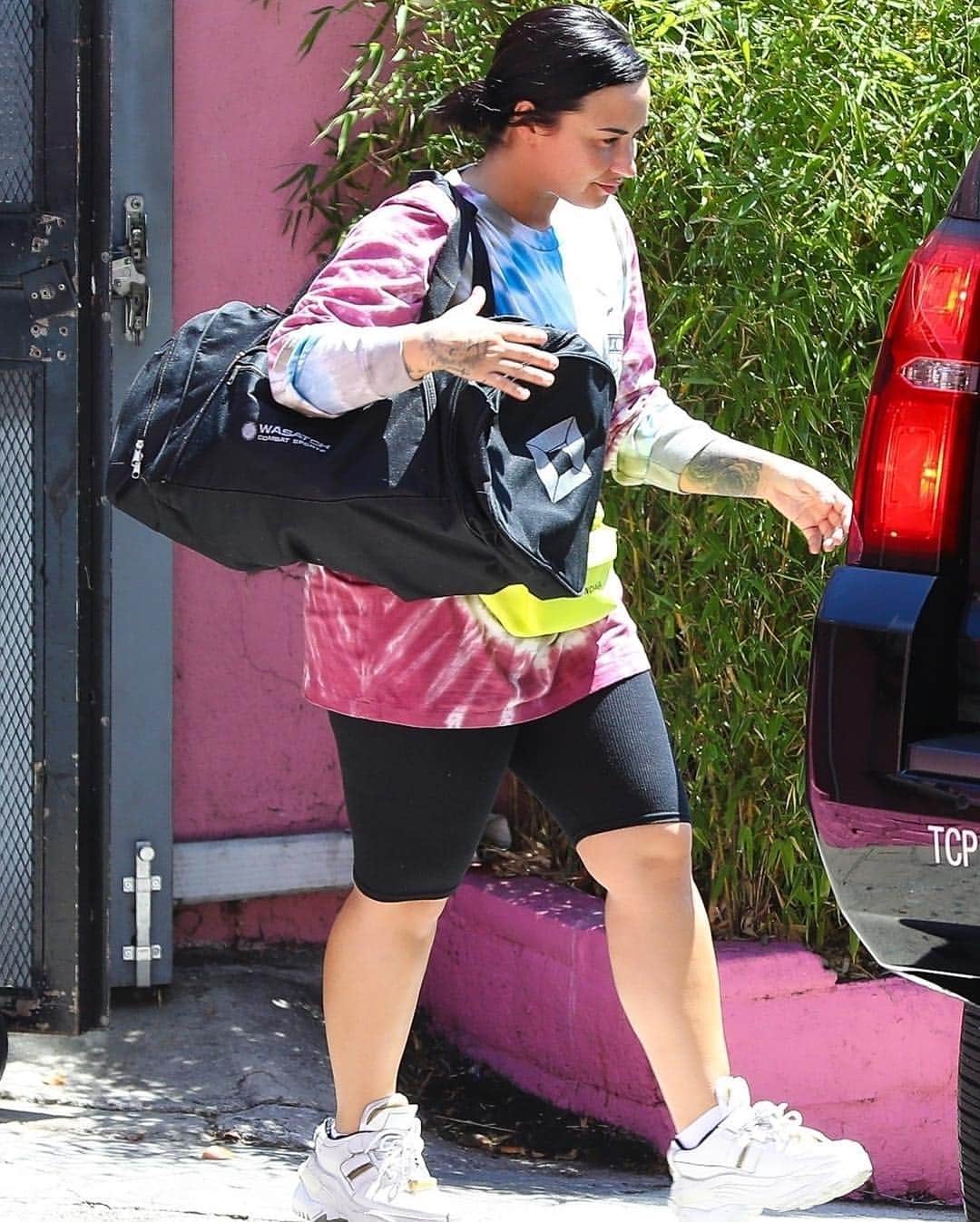 Just Jaredさんのインスタグラム写真 - (Just JaredInstagram)「@ddlovato gets in a mid-week boxing workout! #DemiLovato Photos: Backgrid」4月18日 7時26分 - justjared