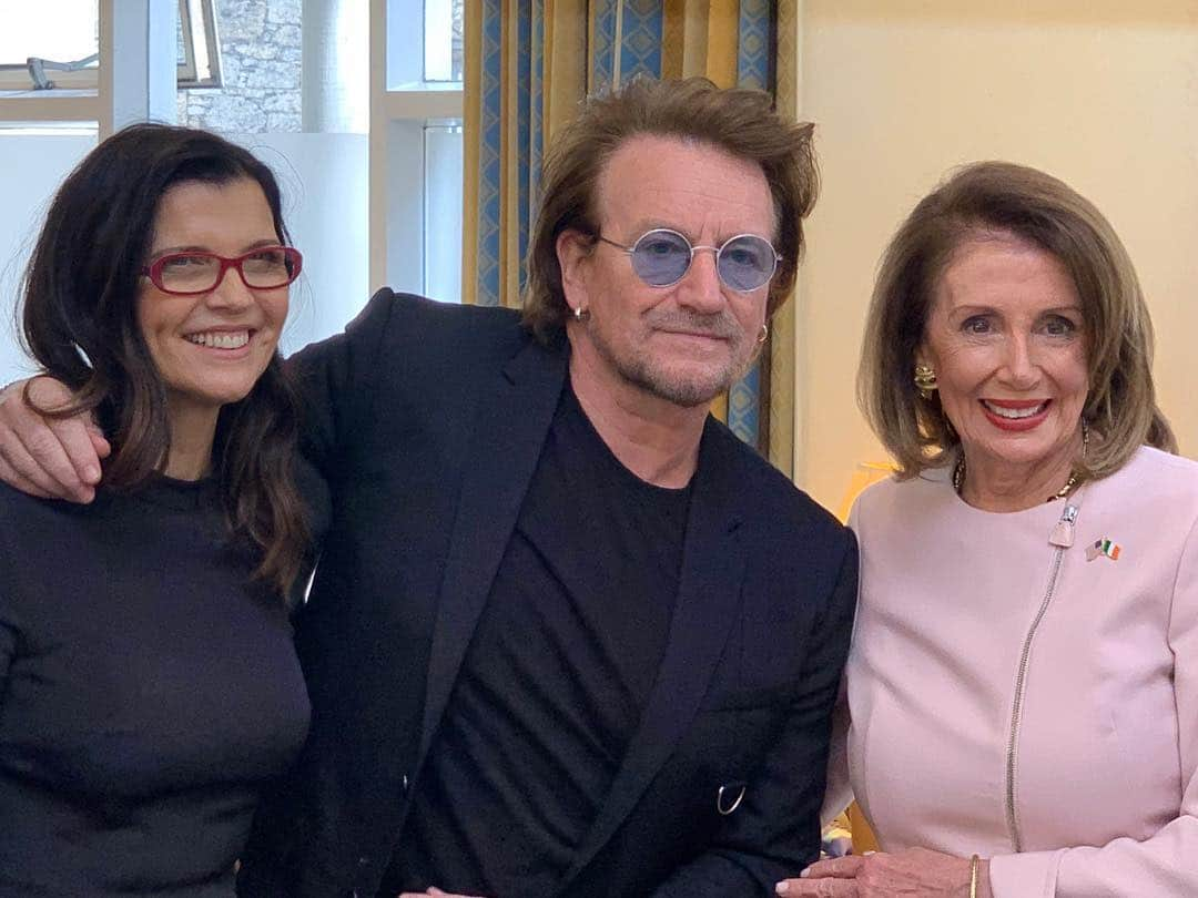 U2さんのインスタグラム写真 - (U2Instagram)「I first met @SpeakerPelosi 20+ years ago... we were trying to recruit allies in the fight against debt, AIDS and poverty... she wasn't just on board, she was already on the front line. Honored to see her Speakerness address the Dáil today in our hometown... Bono」4月18日 7時30分 - u2