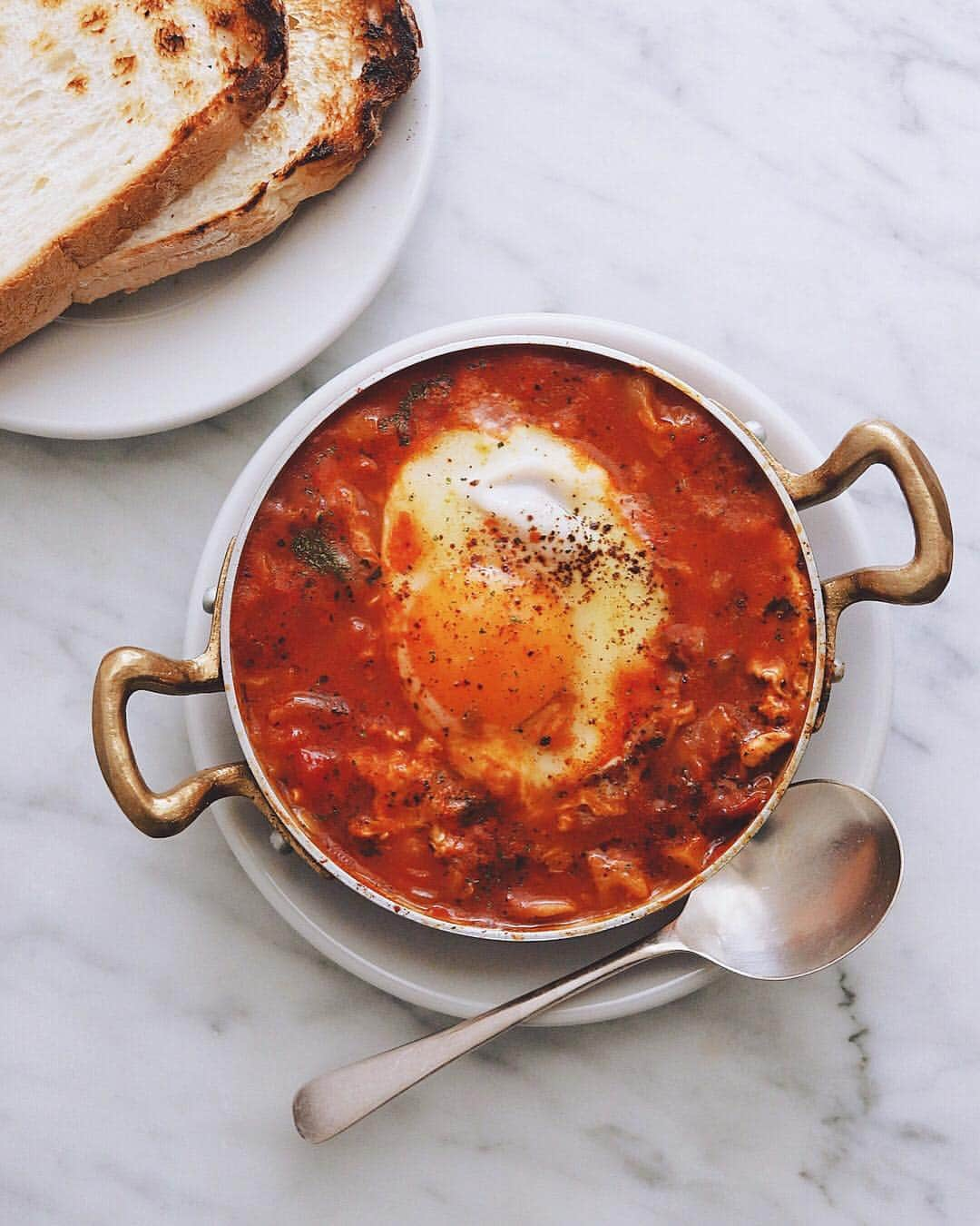 樋口正樹さんのインスタグラム写真 - (樋口正樹Instagram)「Shakshouka . 朝パンとシャクシュカ。 半端野菜を刻んで炒め、 トマトソースを加えて グツグツと少し煮たら 卵を落とし半熟にして。 味付けはスパイス各種。 . . #shakshouka #シャクシュカ #中東料理 #שקשוקה #朝スープ #パンとスープ #Ballarini #タカキベーカリー #石窯パン」4月18日 7時38分 - higuccini