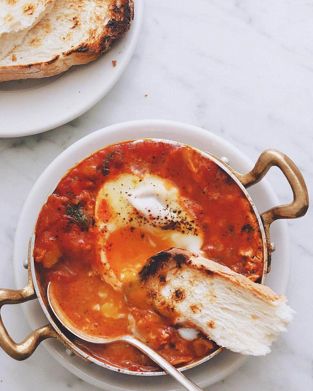 樋口正樹さんのインスタグラム写真 - (樋口正樹Instagram)「Shakshouka . 朝パンとシャクシュカ。 半端野菜を刻んで炒め、 トマトソースを加えて グツグツと少し煮たら 卵を落とし半熟にして。 味付けはスパイス各種。 . . #shakshouka #シャクシュカ #中東料理 #שקשוקה #朝スープ #パンとスープ #Ballarini #タカキベーカリー #石窯パン」4月18日 7時38分 - higuccini