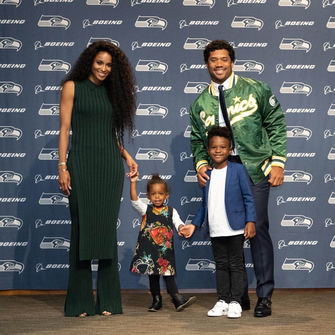 ラッセル・ウィルソンのインスタグラム：「Family! #SigningDay @Seahawks」