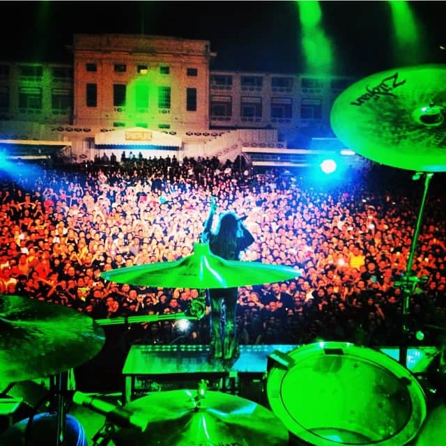 ロブ・ゾンビのインスタグラム：「Flashback to 2014. We sure had a killer time rocking in Singapore 🇸🇬. Didn't know what to expect. It was nuts. #robzombie #singapore」