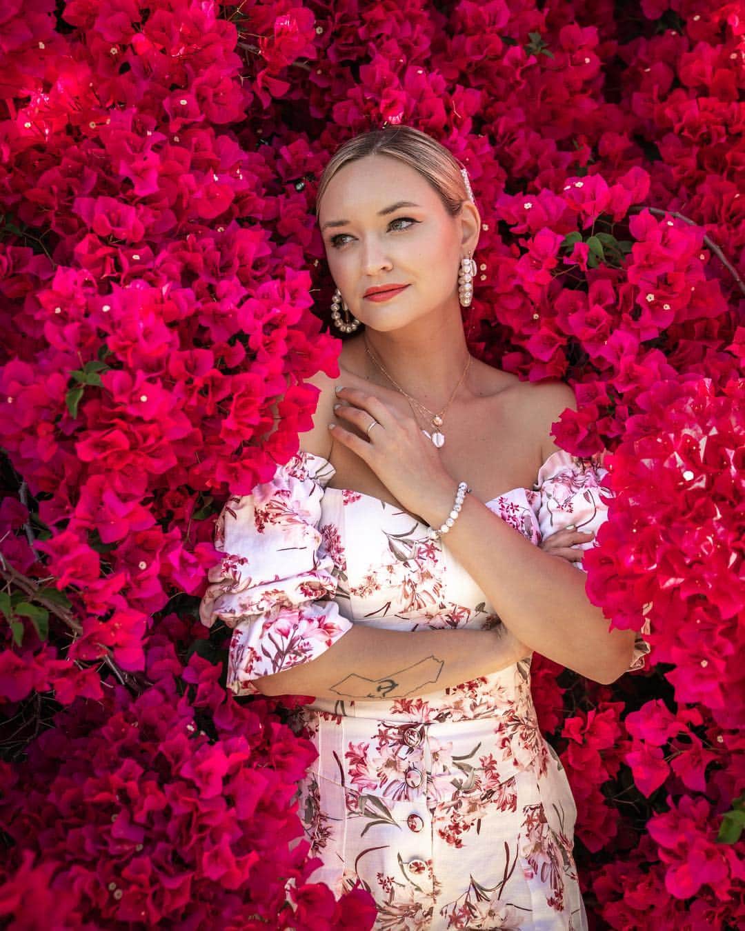 リズ・チェルカソワのインスタグラム：「Blending in with the locals 🌸」