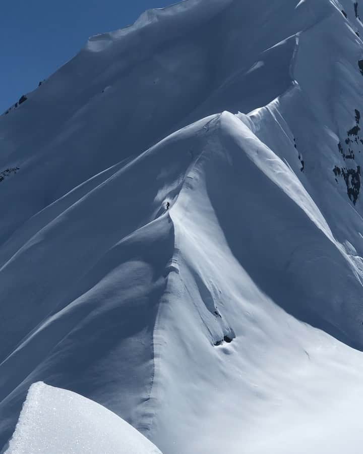ジェイミー・アンダーソンのインスタグラム：「Humbled by every part of Alaska! • • • How do things come together? That, I have no idea! But I do know how grateful we are to roll into this magical part of the planet and be blessed with good snow, weather & vibes. Thanks for coming out and filming for the #JAunconditional project! So grateful for our crew! • 🤳 @charlesreid」