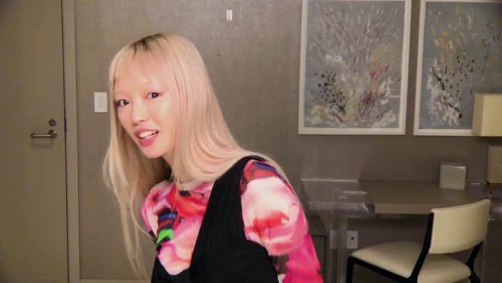 フェルナンダ・リーのインスタグラム：「#ad Styling tips from me at the new @NeimanMarcus flagship store with more to read on the vogue.com site! 🌟🌟🌟 Produced by the lovely @VogueMagazine team  #NeimanMarcus」