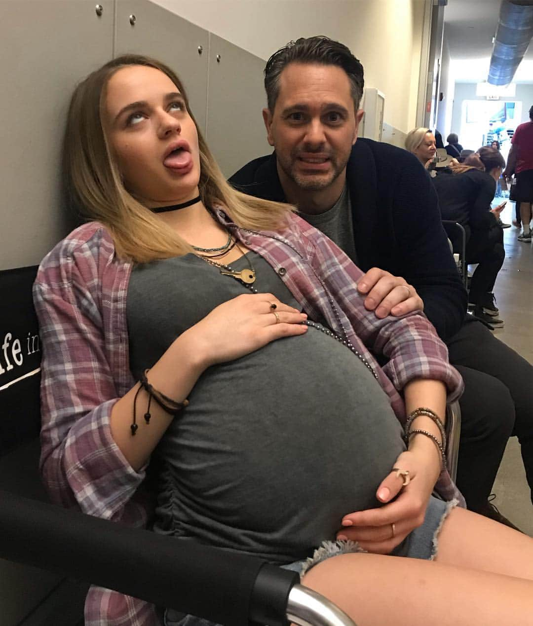 ジョーイ・キングさんのインスタグラム写真 - (ジョーイ・キングInstagram)「I’m pregnant.....with delight that my first episode of @lifeinpiecescbs is airing tomorrow night at 9:30pm!!!!! So excited to be on this show, I’ve always had so much love for these folks (especially @hunterking but maybe I’m biased) Can’t wait for you all to watch😆🤰」4月18日 7時54分 - joeyking