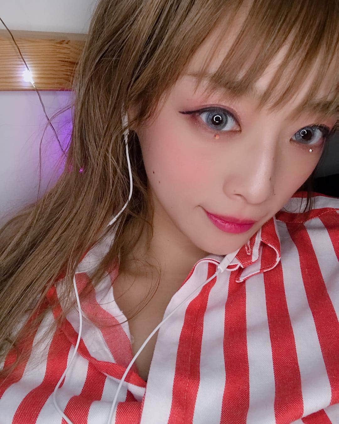 のインスタグラム：「めでたい紅白の衣装で挑んだ。  #歌手 #オーディション #宇多田ヒカル #gummy #gale #bigolive #kenshu #japanesesinger #韓国語 #新大久保 #美容 #37歳 #メイク #ピーリング #茶のしずく」
