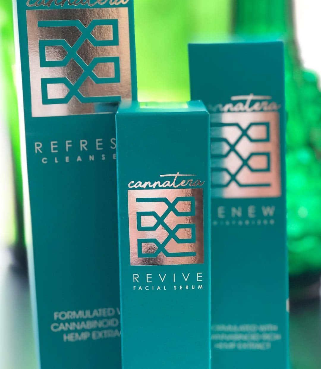 トリ・スペリングさんのインスタグラム写真 - (トリ・スペリングInstagram)「We all have our goto products but sometime it’s nice to step outside the box... - A was just introduced to @cannatera_ a new luxurious anti-aging 3 step Skin Routine with #mainingredient #CBD . - It’s highly concentrated with pure phyto-cannabinoid rich broad spectrum oil! Great for the skin as it fights aging, protects against free radicals, and calms skin by fighting inflammation. - As a mom of 5 and always on the go between working and parenting I really liked how it hydrated my skin and gave me such a glow ❤️ . - #Cannatera is derived from industrial hemp sourced in the U.S.A. and contains no fillers, additives, and no unnatural ingredients. - Use my code Tori25 to get 25% off your order. Goto www.cannatera.com today. - #cannatera #hempheals #cannabiscures #topicalcannabis #cbd #cbdheals」4月18日 8時05分 - torispelling