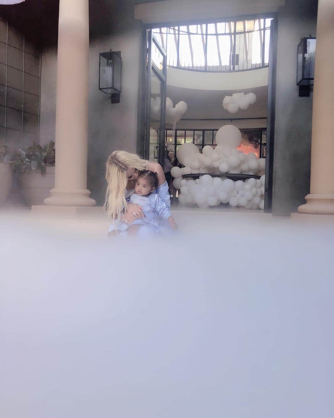 クロエ・カーダシアンさんのインスタグラム写真 - (クロエ・カーダシアンInstagram)「☁️Let’s Dream in the clouds ☁️」4月17日 23時13分 - khloekardashian