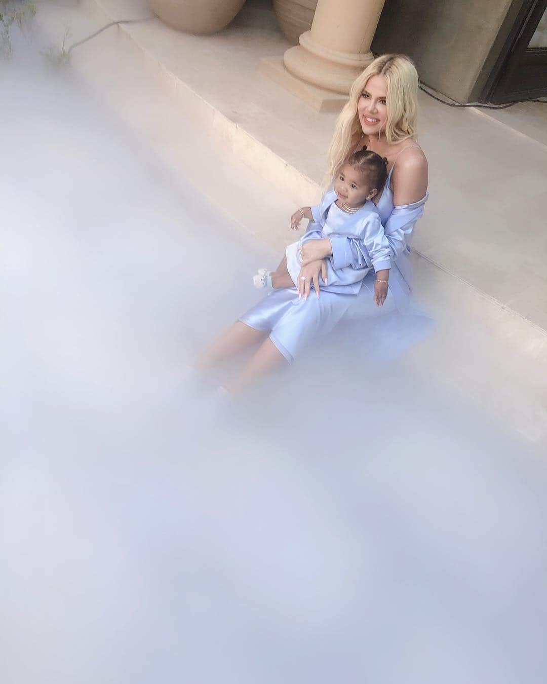 クロエ・カーダシアンさんのインスタグラム写真 - (クロエ・カーダシアンInstagram)「☁️Let’s Dream in the clouds ☁️」4月17日 23時13分 - khloekardashian