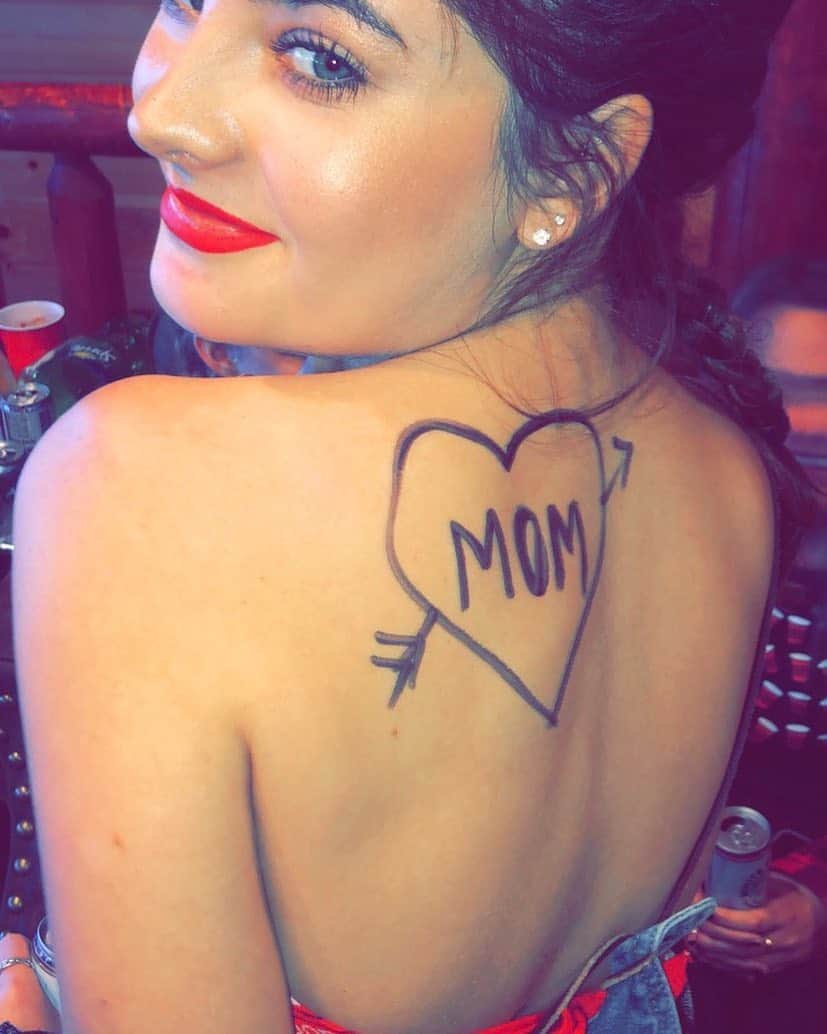 ケリー・ハイランドさんのインスタグラム写真 - (ケリー・ハイランドInstagram)「Maybe she does love me ??? Your lucky that’s a sharpie !!!#motherdaughter #tattoo #love #kids #mischevious」4月17日 23時13分 - kellylhyland