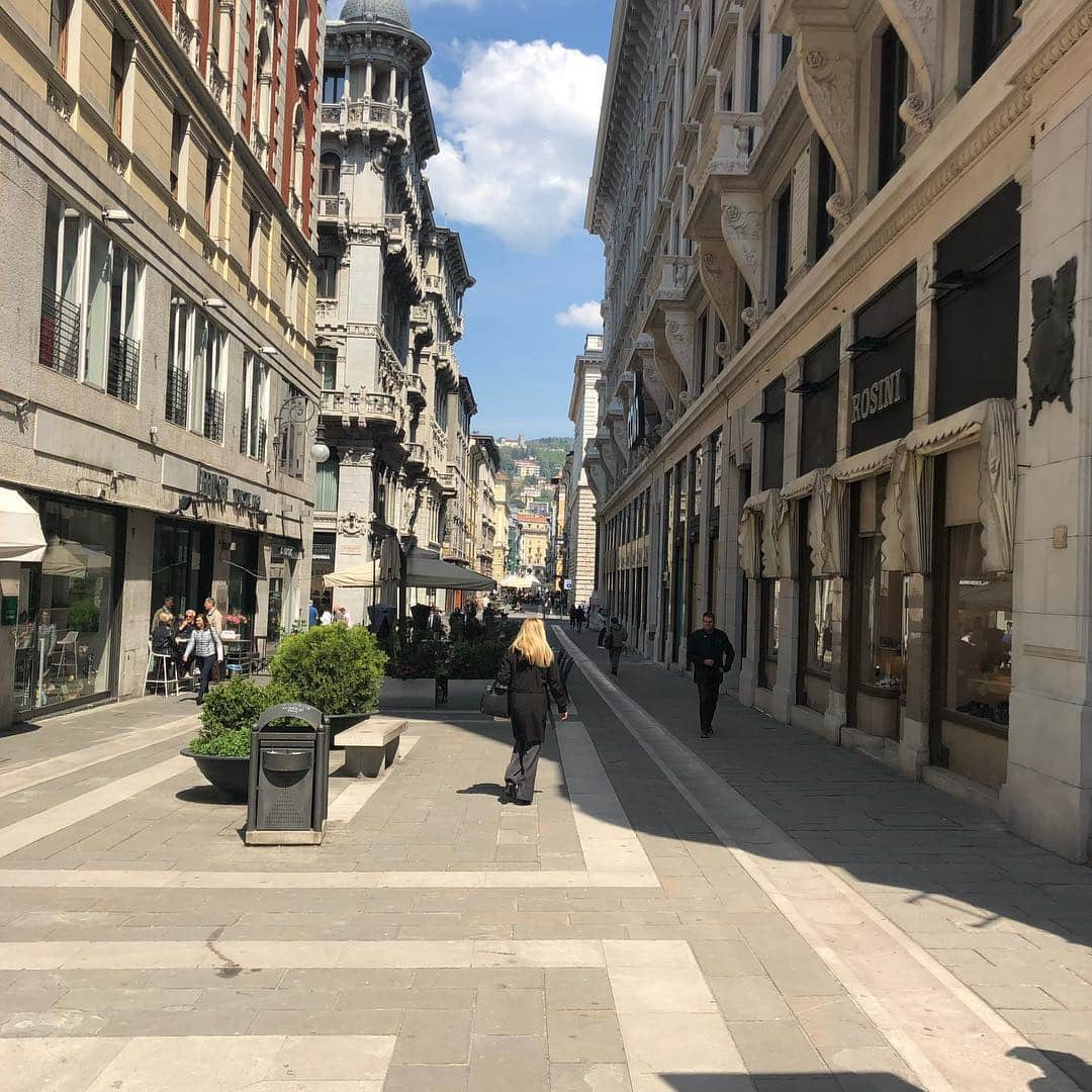 サミュエル・L・ジャクソンさんのインスタグラム写真 - (サミュエル・L・ジャクソンInstagram)「Gonna do some car chasing & other chaos in this lovely Italian spot, Trieste tonight!#hitmanswifesbodyguard#ilovemyjob」4月17日 23時08分 - samuelljackson