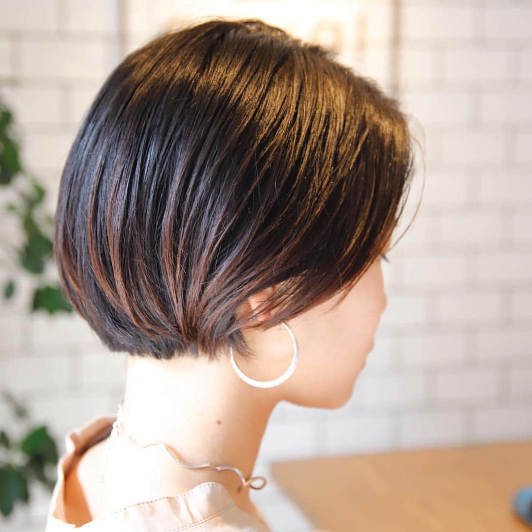 kazutakahamazatoのインスタグラム：「伸ばし中。現在オトナショートボブ。Mちゃん、いつもありがとう😊✨カッコ良く伸ばして行こうね〜✨ #ショートボブ  #伸ばしかけ  #hair equal #三国美容室 #三国 #キッズルーム #子連れでいける  #hair#hairstyle #スタッフ募集 #縮毛矯正が得意  #コタ #COTA #ヘアケア #駅ちか #美容室 #美容室求人 #美容師募集 #スタイリスト募集 #アシスタント募集 #メンズ  #メンズヘア #ボブ #子供カット #トリートメント  #トキオトリートメント #酸性ストレート  #酸性デジタルパーマ #ヘアドネーション #写真好きな人と繋がりたい」