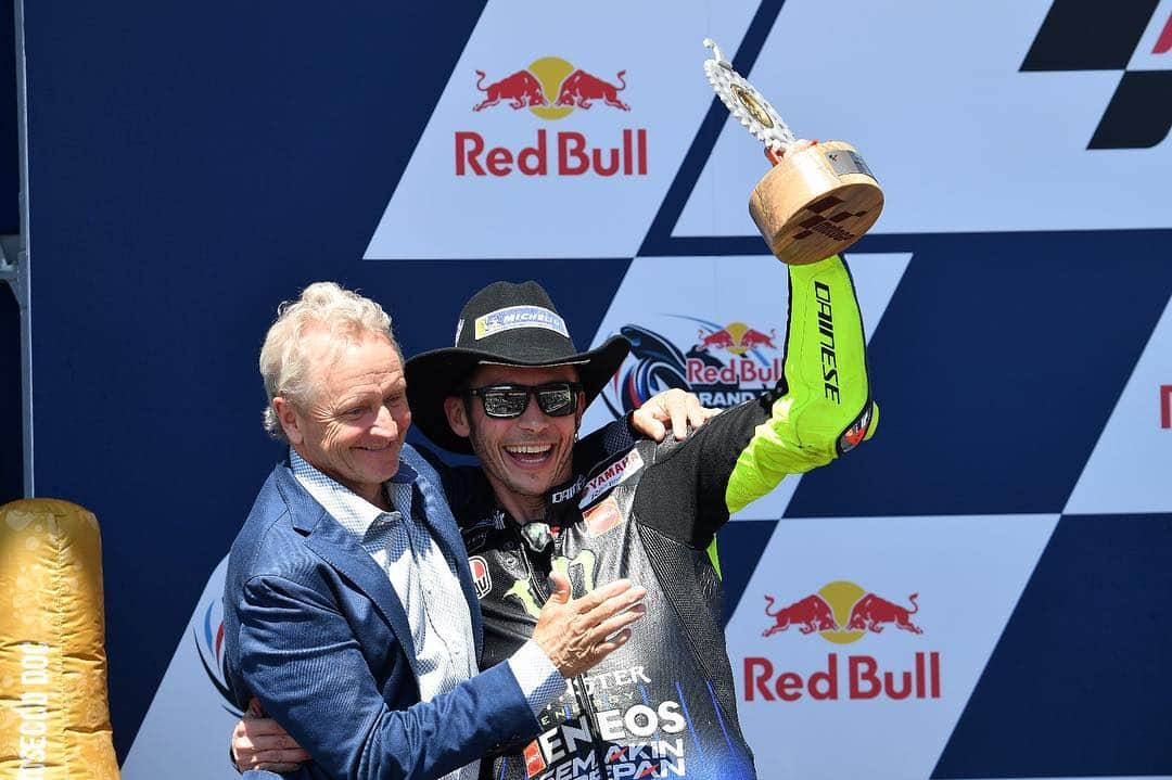 MotoGPさんのインスタグラム写真 - (MotoGPInstagram)「When Legends meet 🤩 // #MotoGP Legend @kschwantz34 was the one to hand @valeyellow46 his second position trophy at the #AmericasGP 🇺🇸 podium! 🏆 #VR46 #KS34 #MotoGP #Motorcycle #Racing #Motorsport」4月17日 23時22分 - motogp