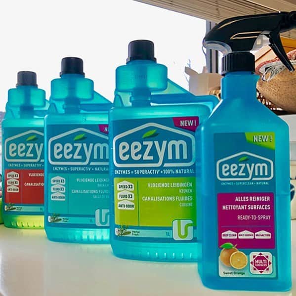 ecomfort（エコンフォート）さんのインスタグラム写真 - (ecomfort（エコンフォート）Instagram)「ナチュラル酵素洗剤の「eezym」。表参道の紀ノ国屋で販売されるやいなや、みなさま興味津々に話を聞いてくださり、エコンフォートハウスにいらしたお客様からは「なんて画期的な商品！」なんて言葉まで！ ・ eezymはベルギー生まれ。酵素が汚れを分解し、無害な物質に変えるから、川の水までもきれいになるという、今までにないナチュラル洗剤です。 ・ これまでは、強い洗剤で汚れを落とすも、綺麗なのはその時から数日だけで、汚れがまたすぐ付着するから、また掃除の繰り返し。という我が家でした。 ・ けれど、eezymにしてからは、一度のお掃除で綺麗が続く！キッチンの流しに、今までのような頑固汚れがたまっていくことがないんです。使い続けることで、汚れ自体も付着が軽減されるのか、お掃除の頻度も少なくなりました。 ・ 例えば風邪を引いた時、今までは強い薬で治していたところを、もっと根本的な体質改善につとめることで、体の中から免疫力を高めて、風邪をひきにくする。 ・ eezymを使うって、私にとってはこんなイメージです。いかがですか？使いたくなっていただけましたでしょうか？みなさまの日々のお掃除にお役立ていただけると、うれしいです。広報村上 ・ #eezym#イージム#紀ノ国屋#kinokuniya#homedetox#HomedetoxRevolution#mqduotex #エムキューデュオテックス#今日の買い物が未来を変える#ecomfort#ecomforthouse#表参道#青山#デトックス#ホームデトックス  #デトックス#掃除#掃除グッズ #ナチュラルキッチン #酵素#ひとりひとりの暮らしから快適なサスティナブル社会をつくる」4月17日 23時14分 - ecomfort_eoct