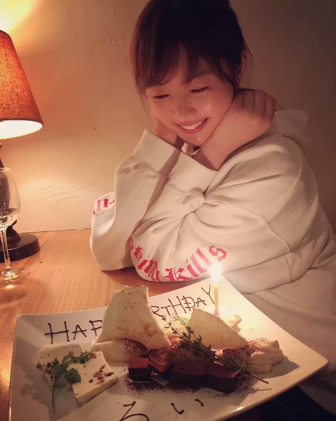 熊江琉唯さんのインスタグラム写真 - (熊江琉唯Instagram)「今日誕生日を迎えました🎂たくさんのメッセージなどなどありがとうございますーーー😊💗💗💗 今年も私らしく頑張ります💪 皆さんに沢山の楽しさ届けたい！！！好きなことを好きなだけ！！！ これからも見守っててくださいまし👶  ご飯とケーキのプレートでお腹いっぱいだあああ明日はもう食べなくて良いな！ふう！  #me #birthday #dinner #thankyoueveryone #誕生日 #ずっと見た目年齢20歳がいいな #誕生日プレゼントは鯖缶 🎁」4月17日 23時20分 - ruikumae