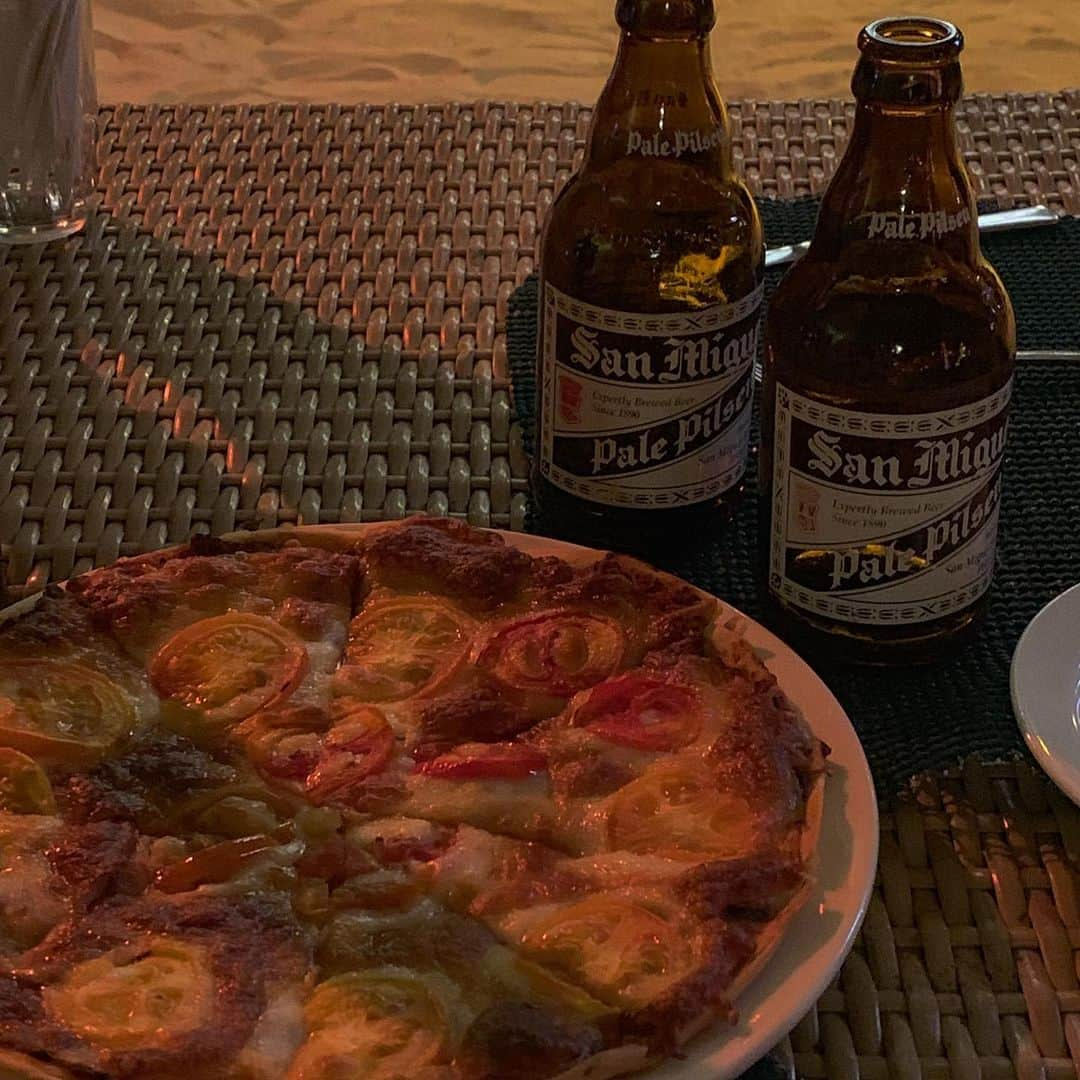 ユン・アラさんのインスタグラム写真 - (ユン・アラInstagram)「행복한 돼지 👅 마르게리따에 맥쥬 🍺 . #보홀맛집 #보홀맛집추천 #보홀 #보홀여행 #코코비다 #보홀코코비다 #bohol #cocovida #alonavida」4月17日 23時30分 - yoonara_mood