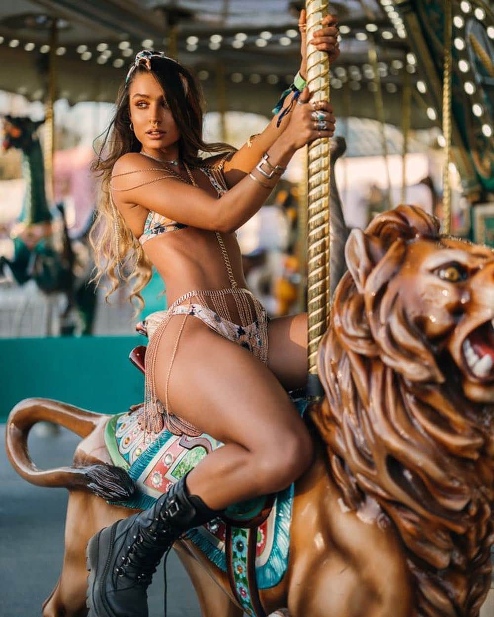Sommer Rayさんのインスタグラム写真 - (Sommer RayInstagram)「sorry guys i’ve been super busy so i’m finally posting my coachella pics today lol thanks to the amazing @martin_depict for capturing these moments ✨💛」4月17日 23時31分 - sommerray