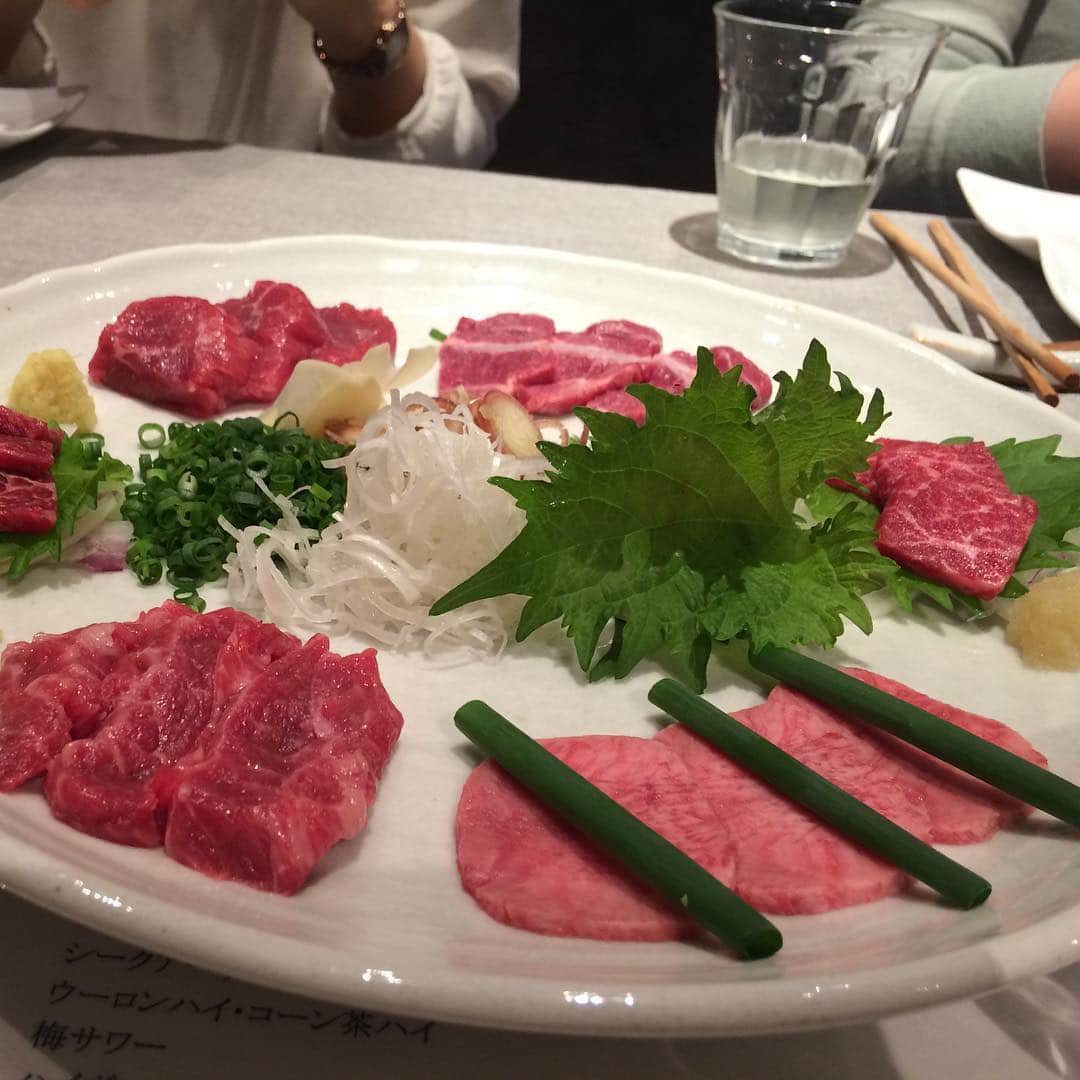 澤田百合亜さんのインスタグラム写真 - (澤田百合亜Instagram)「木村さん、お誘いありがとうございました！！ 葵さんや葵さんのお友達と一緒に虎馬に…！ 超オシャンな場所で田舎もんはビビりました。  金さんが饒舌トークでお肉の説明してくれたり、とっても楽しくて美味しいしあわせな空間でした！！ 馬肉と牛肉のコラボはやばい。 お値段も全然妥当。 高いとは思わなかった。 価値ある食材に対価を払うのは当たり前。 お店のお名刺を頂けたのでこれでわたしも予約することが出来る…！ とっても嬉しい。  #中目黒 #目黒川 #馬肉 #牛肉 #料理 #虎馬 #会員制」4月17日 23時28分 - yuria1991