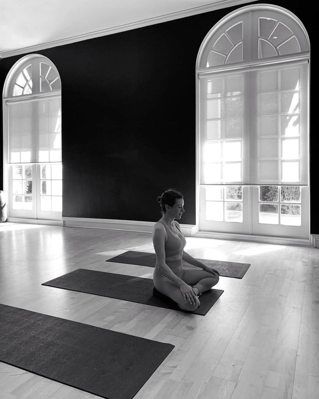 ギャランス・ドレさんのインスタグラム写真 - (ギャランス・ドレInstagram)「Do I look peaceful in that photo? . Because I am not. . Meditating is not about floating in the ether or talking to God, it’s about being intensely present. It’s not hard. It’s pretty easy. The part that’s hard about it is to make it a practice. To do it everyday. Happy, sad, busy, just sit for a few minutes and do it. . It’s the keeping at it that’s the challenge, the teaching, and the way. . The day @em_note note took that photo, I had fallen off my practice and was trying to get back to it. I had gone from 20 minutes a day back down to a excruciatingly forced five super agitated minutes. Sometimes I could only make it to three and feel so very angry after that I wanted to throw my 🤬 timer against the wall. Because I thought my timer didn’t work. Because there was no way one minute could be that long. . I didn’t think I had failed. Or that I wasn’t made for it, or that meditation was new agey trendy stupid annoying bullshit anyway. Well I did, but I let that thought pass 😂😂😂. Then I got back to the commitment I made to myself [at our retreat in Chile] to just keep trying. . So right now I am back in a flow. I am so happy to sit, I am so looking forward to it that I actually have to stop myself from wanting to do it 3 times a day. I feel connected to myself and to others and I feel that now familiar spaciousness inside. My meditation is one of the best parts of my day. . The meditation hasn’t changed. I have. I change around it, I change into it. I encounter and struggle and sometimes am able to let go of my resistances. .  And maybe tomorrow, for no apparent reason, I’ll go back to thinking this is all crap and I have much better things to do. . But each time I sit and breathe, keep honoring my commitment, it becomes easier to find my way back. .  So, this not really a story about meditation. It’s a story about commitment. For any of the small things or big things we want to achieve. Like art. Like living a healthier life. Like a new way of being. About not giving up, but not hating ourselves when we do, and just picking up and getting back to it, even if just for one excrutiating minute. . . . A big hug to my teacher @susan.piver 🧘‍♀️」4月17日 23時29分 - garancedore