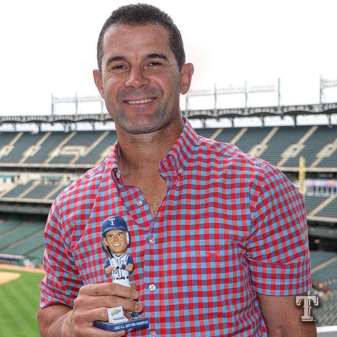 テキサス・レンジャーズさんのインスタグラム写真 - (テキサス・レンジャーズInstagram)「Michael Young: bobblehead aficionado.」4月17日 23時40分 - rangers