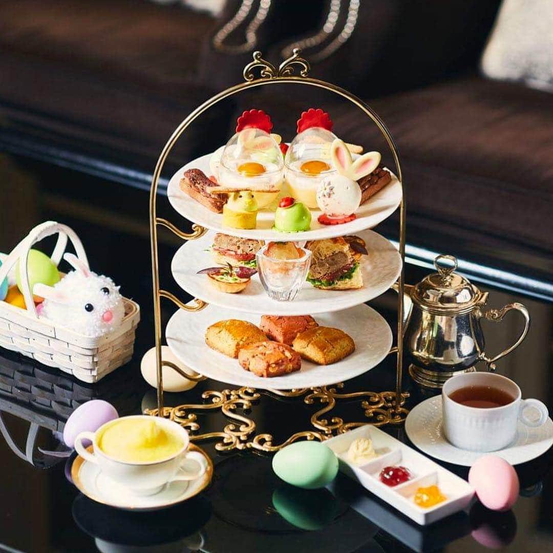 InterContinental Tokyo Bayさんのインスタグラム写真 - (InterContinental Tokyo BayInstagram)「イースターをテーマにしたアフタヌーンティーが今月末からスタート🥚🐣 . タマゴにちなみ、フルーツ卵のプリンや、ひよこレモンタルト、イースターバニーをモチーフにした"ウサギのバニラマカロン"など、シェフ徳永の遊び心いっぱいのアフタヌーンティーです🐰🍋🍳 . ゴールデンウィークは、ぜひホテルでゆっくりアフタヌーンティーをお楽しみください✨ . #intercontinental #intercontinentaltokyobay #intercontitokyobay #インターコンチネンタル東京ベイ #ホテルインターコンチネンタル東京ベイ #ニューヨークラウンジ #newyorklounge #アフタヌーンティー #afternoontea  #カフェ巡り #スイーツ #ケーキ #sweet #sweets #スイーツ男子 #スイーツ女子  #イースター #イースターエッグ #イースターバニー #マカロン #スコーン  #easter」4月17日 23時35分 - intercontitokyobay