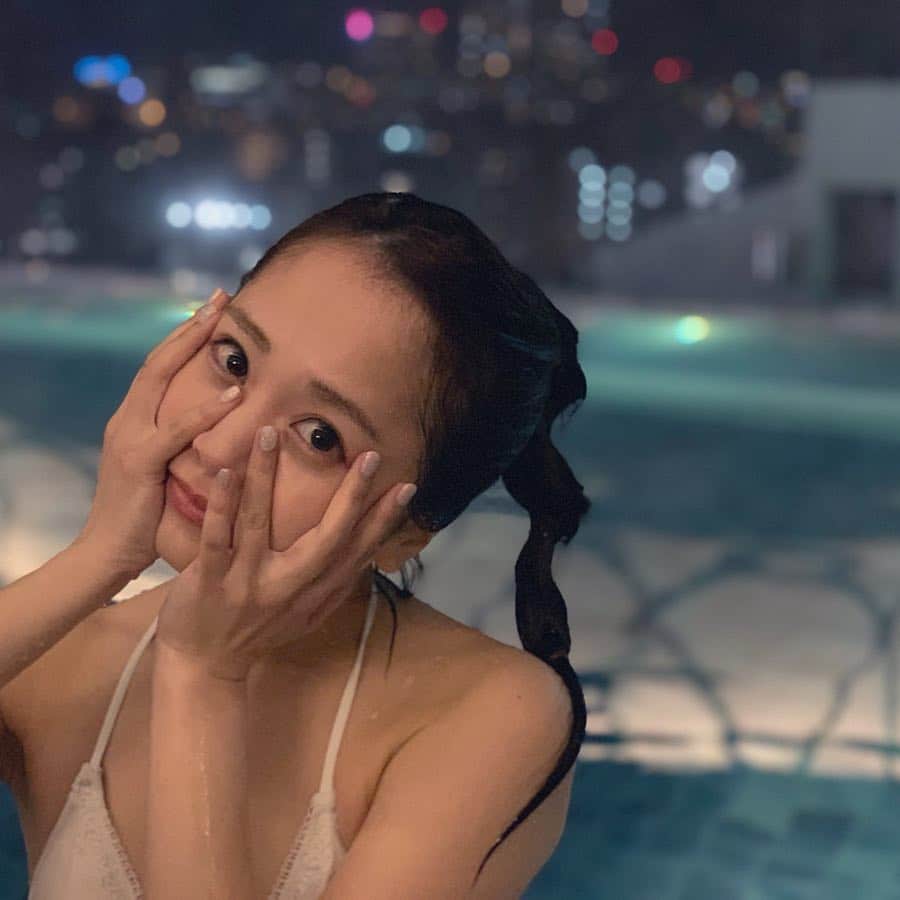 浜田翔子さんのインスタグラム写真 - (浜田翔子Instagram)「#沖縄 #無加工 #ナイトプール って楽しいね。しらなかった。 沖縄には3ヶ月に1度きたい。好き。はいさい。」4月17日 23時38分 - shoko_hamada