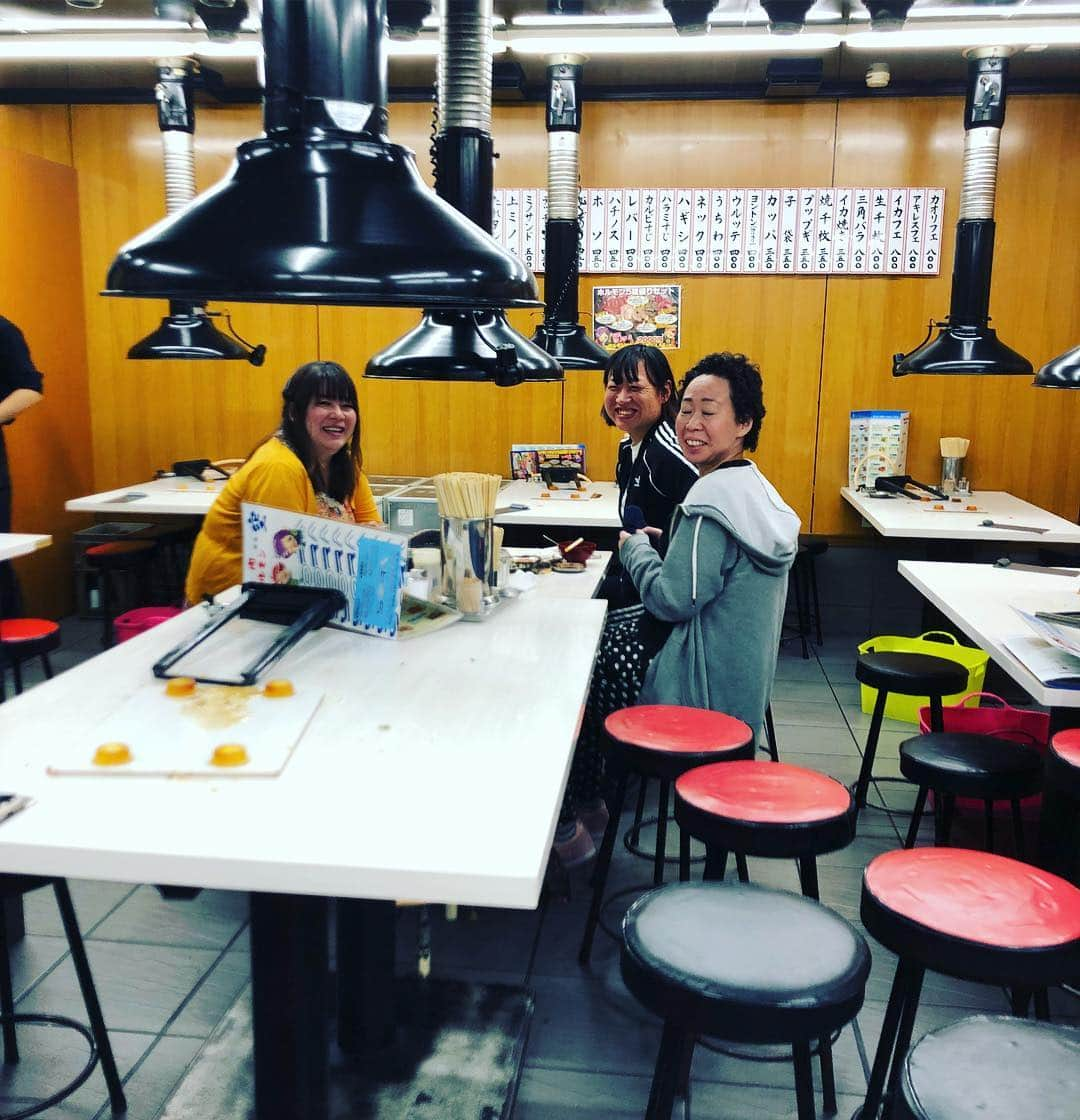 青木さやかさんのインスタグラム写真 - (青木さやかInstagram)「お店に最後まで残って楽しそうにしてる人たちがいるなと思ってふとみたらいつもの人たちでした。 #しずちゃんと成田さん #今日もいい一日でした！」4月17日 23時41分 - sayaka___aoki