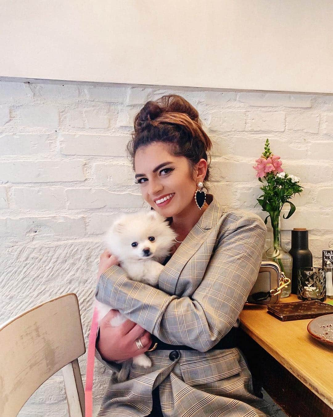 Anniさんのインスタグラム写真 - (AnniInstagram)「Coffee Date with this puppy 🐶❤️ *Anzeige——————————————————————————— • • • •  #blogger #inspiration #americanstyle #fashionblogger #food #essen #foodie #fashionblogger_de #blogger #inspo #girl #me #friends #tumblr #pinterest #cake #coffee #coffeetime #chanel #louisvuitton」4月17日 23時42分 - annaleacosta