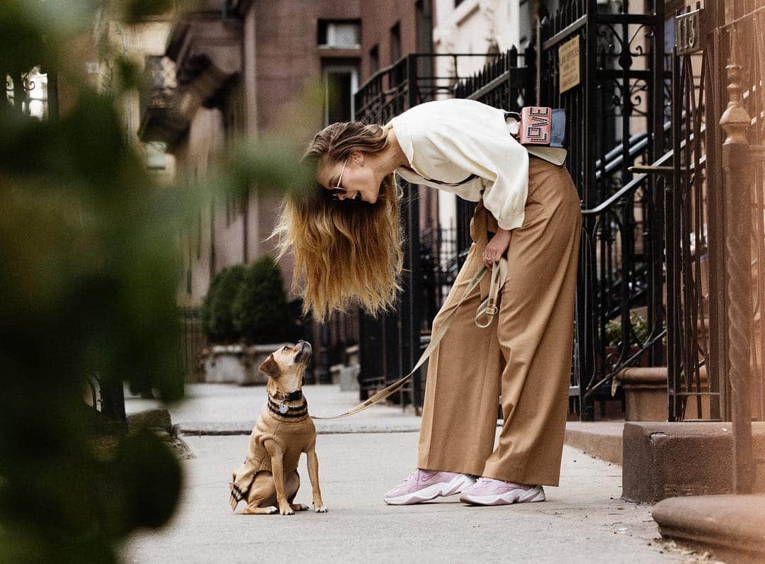 ニーナ・アグダルのインスタグラム：「She little but mighty 🐕」