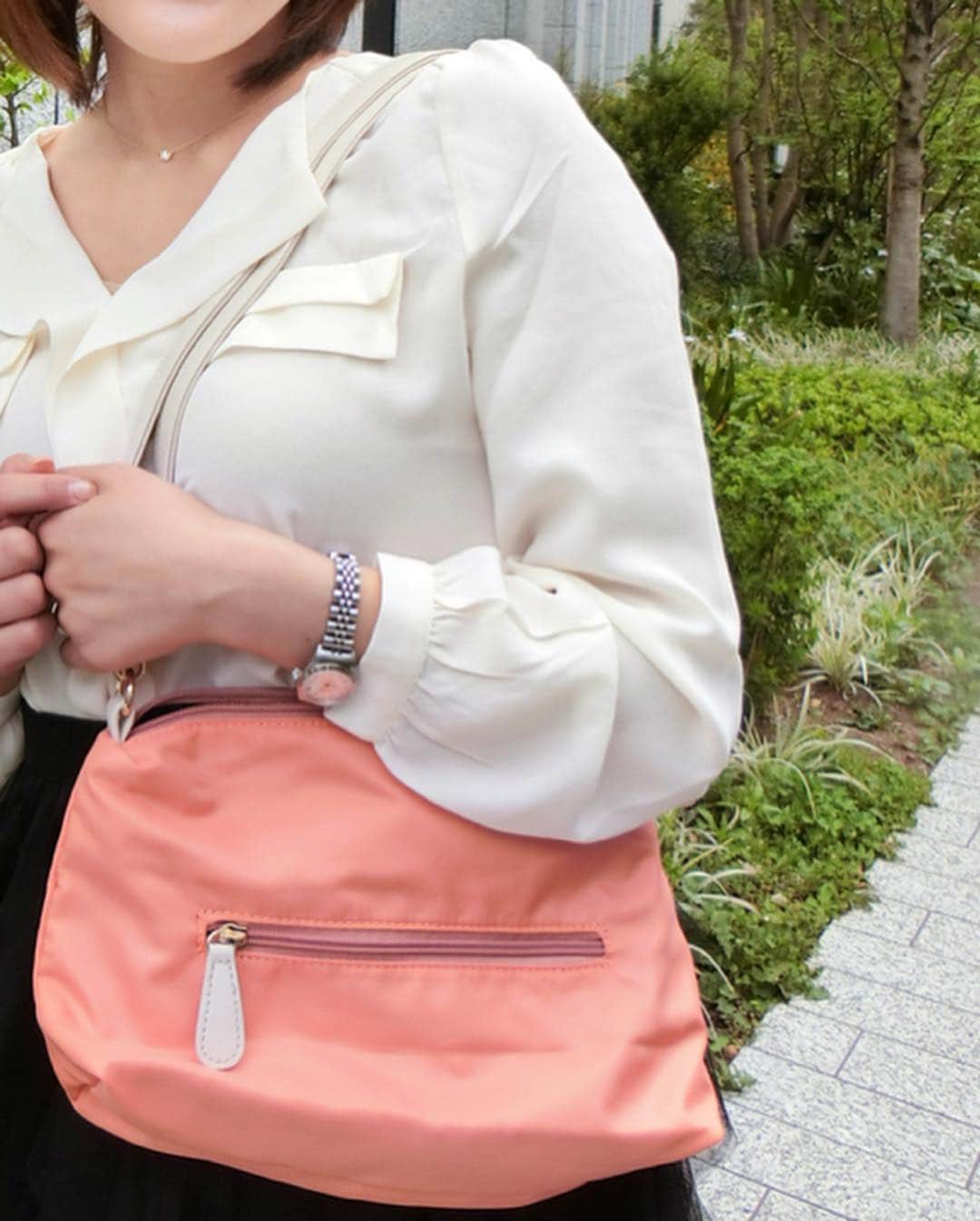 東紗友美さんのインスタグラム写真 - (東紗友美Instagram)「お友達のゆきねえが作ったマザーズバッグ👜👶🎀 ゆきねえ、すごいよーー！😹 @yukikokihara  @girlsbag2012  娘が生まれたらお揃いを持ったり、リンクコーデすることが夢の１つの私。 ガールズバッグの新色のグレーとのこと！ なんてかわいいのでしょう。 ・ ・ 2枚目📷 大きなサイズは、私に。 小さなサイズは、娘に。 大きなサイズは肩がけにもリュックにもなるのです。これがとても便利！特に重い日はリュックになることで疲れが軽減されます。娘を抱っこして毎日ただでさえ肩こりなのでありがたいなぁ😊 もちろん、マザーズバッグなのでカバンの中は仕切りもしっかりあって収納力もバッチリです✌️ ・ ・ そして3枚目の写真📷のオレンジのオムツポーチになるようなショルダーバッグ。 これは大きなカバンの中に入っていて、バッグインバッグにもできますしちょっと出る時に貴重品を入れてこれだけ持ってもok！✨ ・ ・ そして、グレーの小さなサイズは大人も横がけして使えるのでどさくさに紛れて娘が使う前に、私も使っています。笑 娘にあげたいので早速私のお下がりにならないようにあまり使ってはいけないんだけど（笑）素材感もチャックも何もかもママ想いで使いやすくて👶 お母さんであるゆきねえの想いが詰まっているし、痒いところに手が届くような使い心地！ これはヘビロテ決定です😊❤️ #GIRLSBAGマザーズバッグ #GIRLSBAGちびバッグ #リンクコーデ #女の子ママ #ママコーデ #バッグ」4月17日 23時44分 - higashisayumi