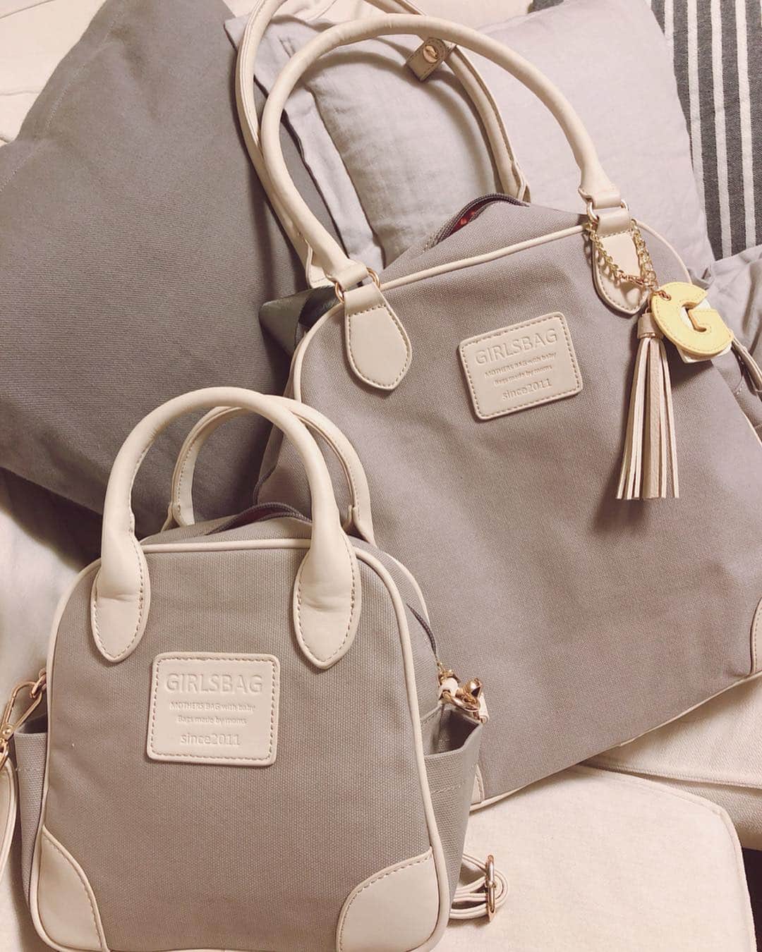 東紗友美さんのインスタグラム写真 - (東紗友美Instagram)「お友達のゆきねえが作ったマザーズバッグ👜👶🎀 ゆきねえ、すごいよーー！😹 @yukikokihara  @girlsbag2012  娘が生まれたらお揃いを持ったり、リンクコーデすることが夢の１つの私。 ガールズバッグの新色のグレーとのこと！ なんてかわいいのでしょう。 ・ ・ 2枚目📷 大きなサイズは、私に。 小さなサイズは、娘に。 大きなサイズは肩がけにもリュックにもなるのです。これがとても便利！特に重い日はリュックになることで疲れが軽減されます。娘を抱っこして毎日ただでさえ肩こりなのでありがたいなぁ😊 もちろん、マザーズバッグなのでカバンの中は仕切りもしっかりあって収納力もバッチリです✌️ ・ ・ そして3枚目の写真📷のオレンジのオムツポーチになるようなショルダーバッグ。 これは大きなカバンの中に入っていて、バッグインバッグにもできますしちょっと出る時に貴重品を入れてこれだけ持ってもok！✨ ・ ・ そして、グレーの小さなサイズは大人も横がけして使えるのでどさくさに紛れて娘が使う前に、私も使っています。笑 娘にあげたいので早速私のお下がりにならないようにあまり使ってはいけないんだけど（笑）素材感もチャックも何もかもママ想いで使いやすくて👶 お母さんであるゆきねえの想いが詰まっているし、痒いところに手が届くような使い心地！ これはヘビロテ決定です😊❤️ #GIRLSBAGマザーズバッグ #GIRLSBAGちびバッグ #リンクコーデ #女の子ママ #ママコーデ #バッグ」4月17日 23時44分 - higashisayumi