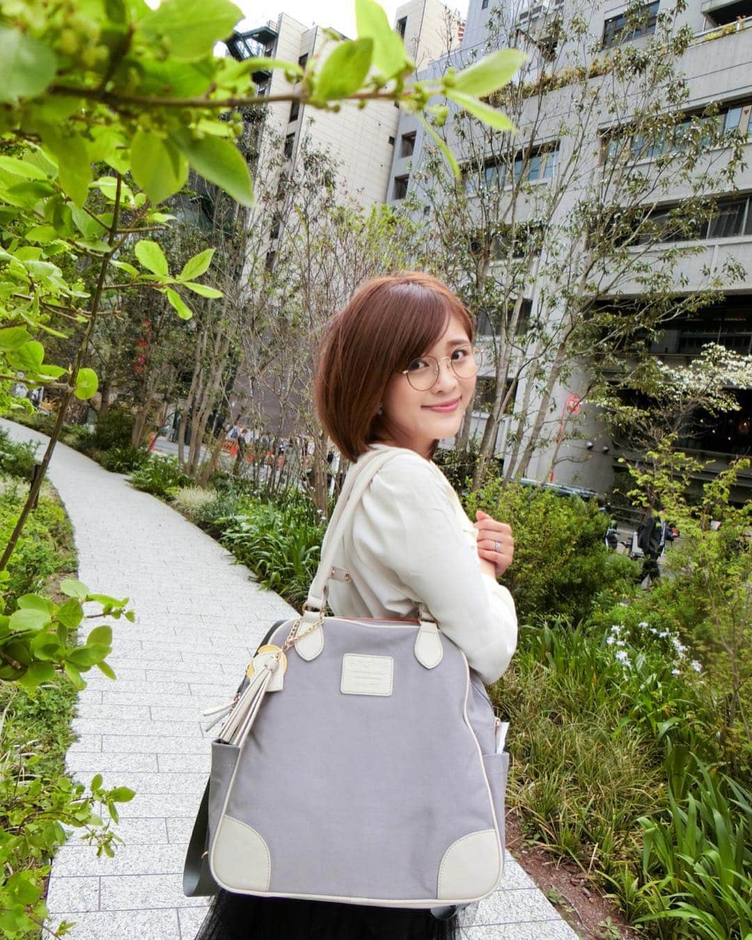 東紗友美さんのインスタグラム写真 - (東紗友美Instagram)「お友達のゆきねえが作ったマザーズバッグ👜👶🎀 ゆきねえ、すごいよーー！😹 @yukikokihara  @girlsbag2012  娘が生まれたらお揃いを持ったり、リンクコーデすることが夢の１つの私。 ガールズバッグの新色のグレーとのこと！ なんてかわいいのでしょう。 ・ ・ 2枚目📷 大きなサイズは、私に。 小さなサイズは、娘に。 大きなサイズは肩がけにもリュックにもなるのです。これがとても便利！特に重い日はリュックになることで疲れが軽減されます。娘を抱っこして毎日ただでさえ肩こりなのでありがたいなぁ😊 もちろん、マザーズバッグなのでカバンの中は仕切りもしっかりあって収納力もバッチリです✌️ ・ ・ そして3枚目の写真📷のオレンジのオムツポーチになるようなショルダーバッグ。 これは大きなカバンの中に入っていて、バッグインバッグにもできますしちょっと出る時に貴重品を入れてこれだけ持ってもok！✨ ・ ・ そして、グレーの小さなサイズは大人も横がけして使えるのでどさくさに紛れて娘が使う前に、私も使っています。笑 娘にあげたいので早速私のお下がりにならないようにあまり使ってはいけないんだけど（笑）素材感もチャックも何もかもママ想いで使いやすくて👶 お母さんであるゆきねえの想いが詰まっているし、痒いところに手が届くような使い心地！ これはヘビロテ決定です😊❤️ #GIRLSBAGマザーズバッグ #GIRLSBAGちびバッグ #リンクコーデ #女の子ママ #ママコーデ #バッグ」4月17日 23時44分 - higashisayumi