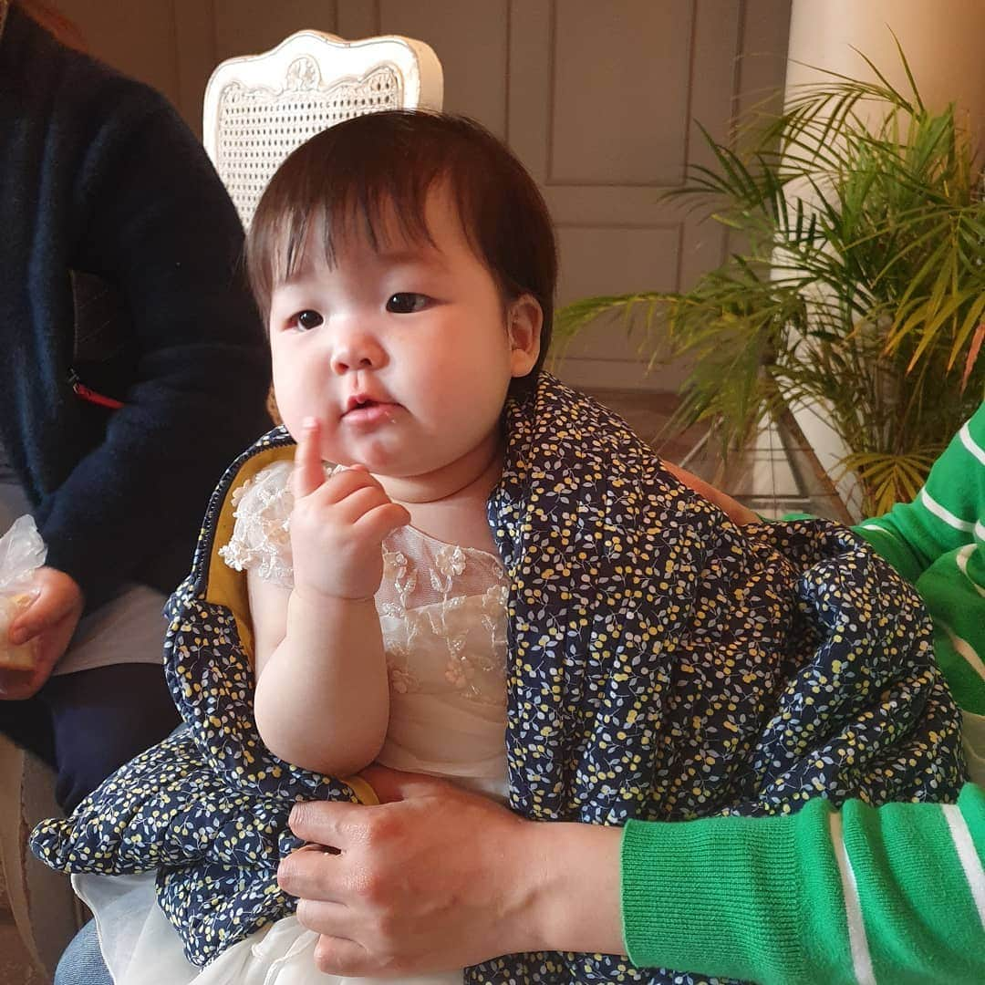 キム・ヒョンスクさんのインスタグラム写真 - (キム・ヒョンスクInstagram)「#헌이#오구오구#빵먹어요#삼촌#이모들#반가워요」4月17日 23時45分 - terrorgirl12