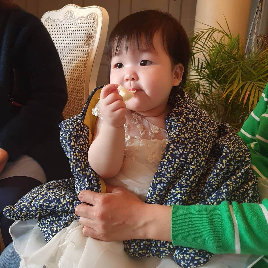 キム・ヒョンスクさんのインスタグラム写真 - (キム・ヒョンスクInstagram)「#헌이#오구오구#빵먹어요#삼촌#이모들#반가워요」4月17日 23時45分 - terrorgirl12