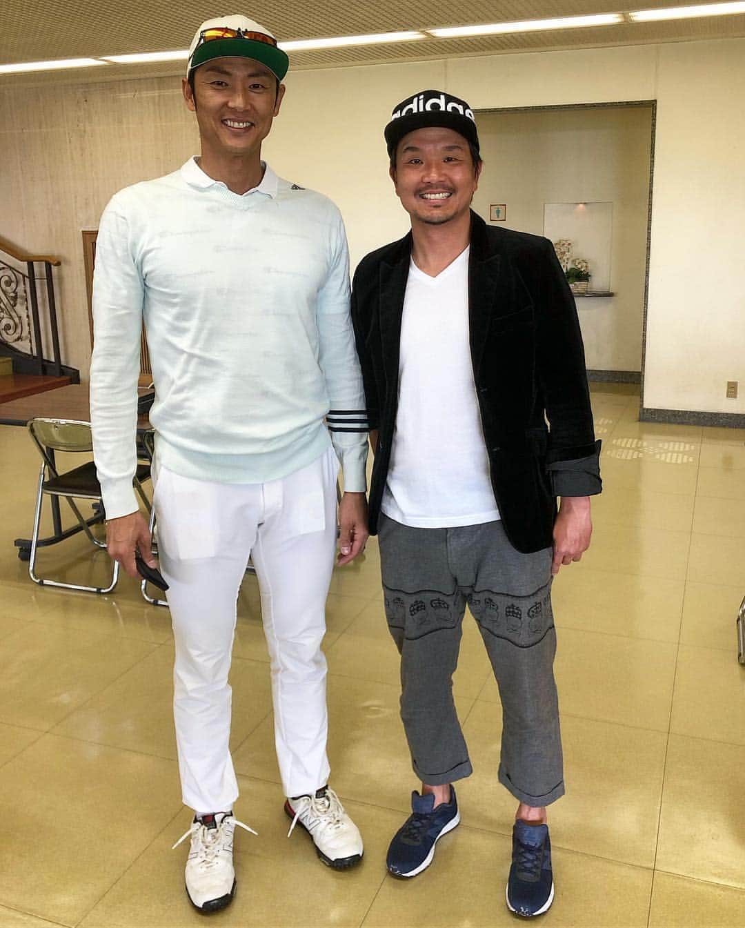 大西宏明さんのインスタグラム写真 - (大西宏明Instagram)「お世話になっている方のゴルフコンペにて⛳️ めちゃくちゃ男前✨イケメン過ぎる✨男から見ても色気を感じる😁  #斉藤和巳 さんに久しぶりにお会いしました‼️‼️ 相変わらず？？更に？？渋さが増しててメロメロになり…肩組んで頂いた時 手汗💦半端なかったっす😂😂😂 和巳さんのインスタにまでアップして頂き！光栄です 有難うございました(^^) #月とすっぽん  #和巳と大西 #違い過ぎる 😭😭😭 #顔小さっ #背高っ  #声渋っ #参りました  #そもそも #同じ土俵にすら上がれてない  #いつまでも #カッコいい  #羨ましい  #今日は鏡見るのやめとこ  #気にかけてくださって  #有難うございます  #さすがに #堺シュライクス  #ピッチングコーチ  #要請  #できませんでした 😂 #smile #ほなっ！！」4月17日 23時46分 - ohnishi_hiroaki_0428