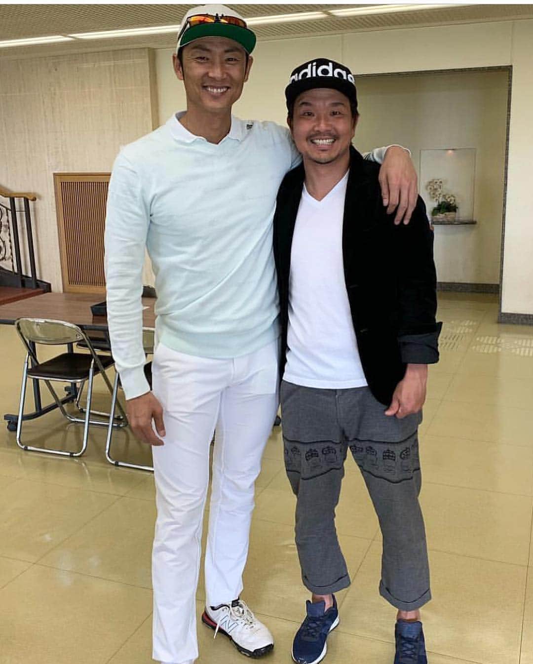 大西宏明さんのインスタグラム写真 - (大西宏明Instagram)「お世話になっている方のゴルフコンペにて⛳️ めちゃくちゃ男前✨イケメン過ぎる✨男から見ても色気を感じる😁  #斉藤和巳 さんに久しぶりにお会いしました‼️‼️ 相変わらず？？更に？？渋さが増しててメロメロになり…肩組んで頂いた時 手汗💦半端なかったっす😂😂😂 和巳さんのインスタにまでアップして頂き！光栄です 有難うございました(^^) #月とすっぽん  #和巳と大西 #違い過ぎる 😭😭😭 #顔小さっ #背高っ  #声渋っ #参りました  #そもそも #同じ土俵にすら上がれてない  #いつまでも #カッコいい  #羨ましい  #今日は鏡見るのやめとこ  #気にかけてくださって  #有難うございます  #さすがに #堺シュライクス  #ピッチングコーチ  #要請  #できませんでした 😂 #smile #ほなっ！！」4月17日 23時46分 - ohnishi_hiroaki_0428