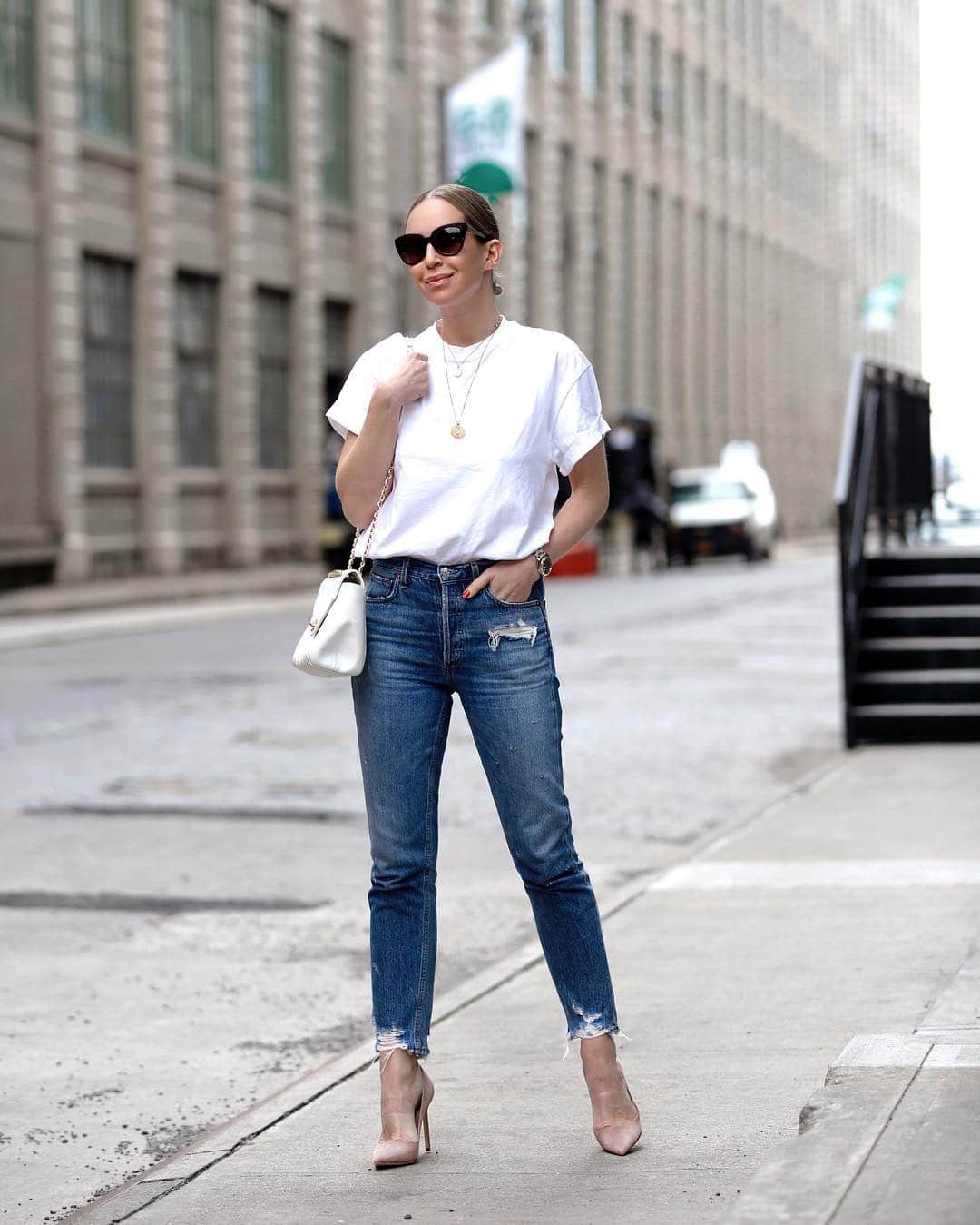 Helena Glazer Hodneさんのインスタグラム写真 - (Helena Glazer HodneInstagram)「Truly love the fuss free simplicity of a white tee and blue jeans! Pairing with one of my favorite @michaelkors tortoise frames from @sunglasshut. | http://liketk.it/2BdDq #liketkit @liketoknow.it #houseofsun」4月17日 23時52分 - brooklynblonde1