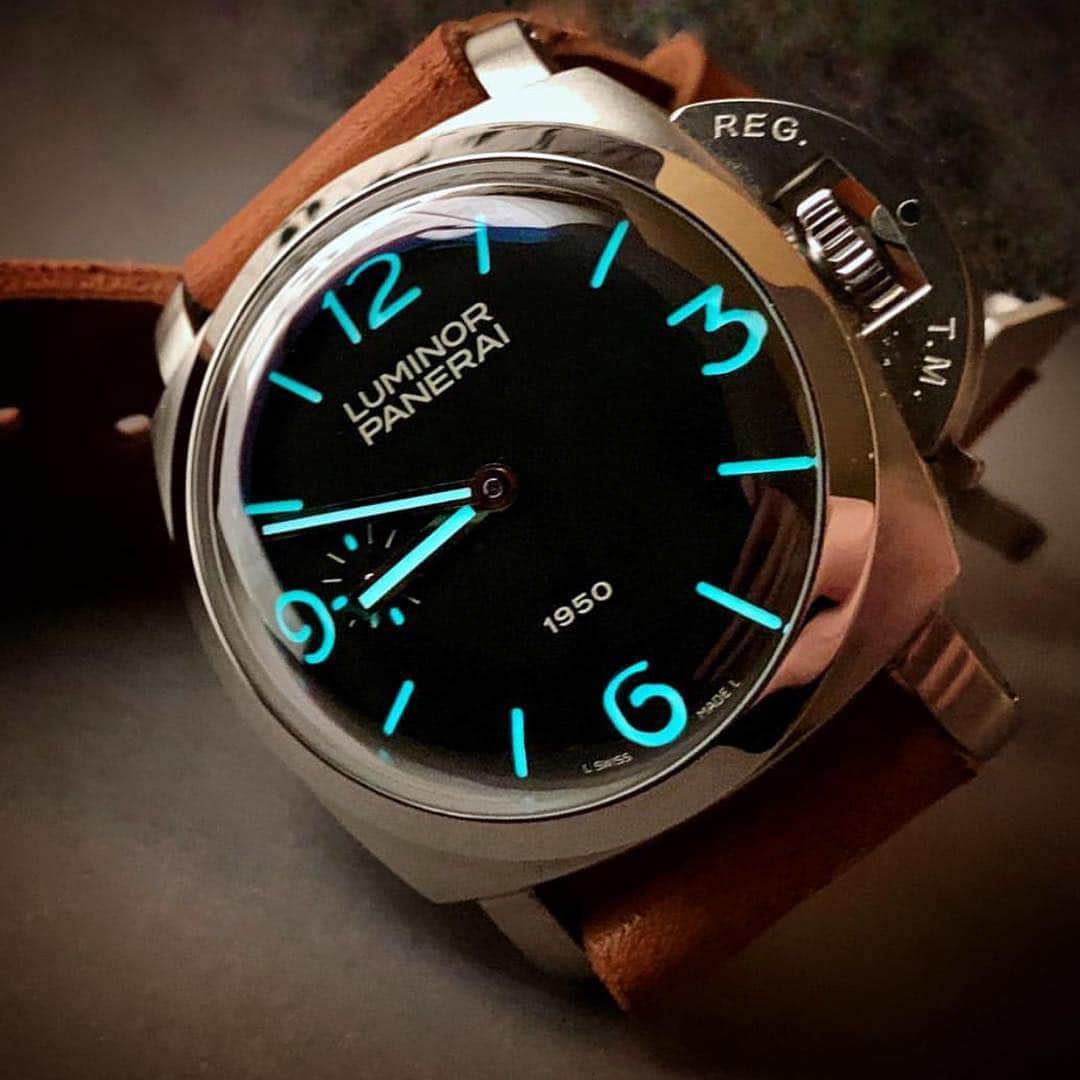 パネライのインスタグラム：「The super domed crystal on the #Panerai #PAM127 “Fiddy” distorting the amazing Lume on the numbers.  Pic by @yoshiikee #paneraicentral」