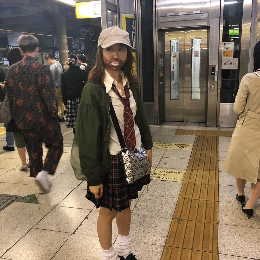 たまたまこさんのインスタグラム写真 - (たまたまこInstagram)「渋谷駅に怪しいJKが.....」4月18日 0時01分 - tamarikomari