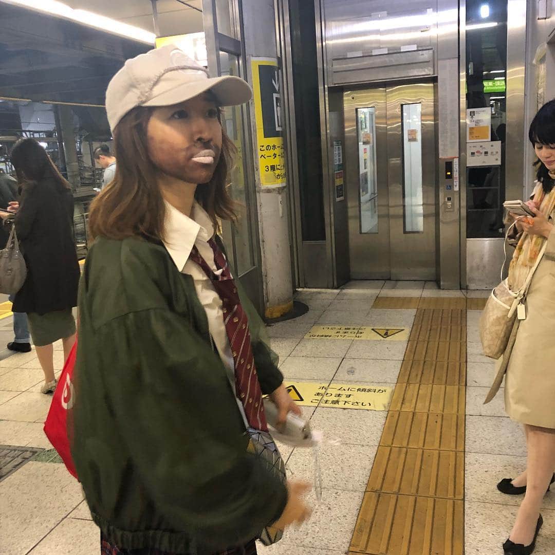たまたまこさんのインスタグラム写真 - (たまたまこInstagram)「渋谷駅に怪しいJKが.....」4月18日 0時01分 - tamarikomari