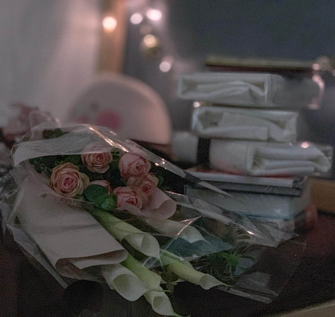 のインスタグラム：「오늘도 리슨 스테이지에서 많은 사랑을 받았어요❀옷도 예쁘게 입고 음식도 맛있게 먹고 책도 잘 읽고 음악도 잘 듣고 편지도 많이 읽고 잘 잘 거에요. 내일도 좋은 하루 보내세요;)」